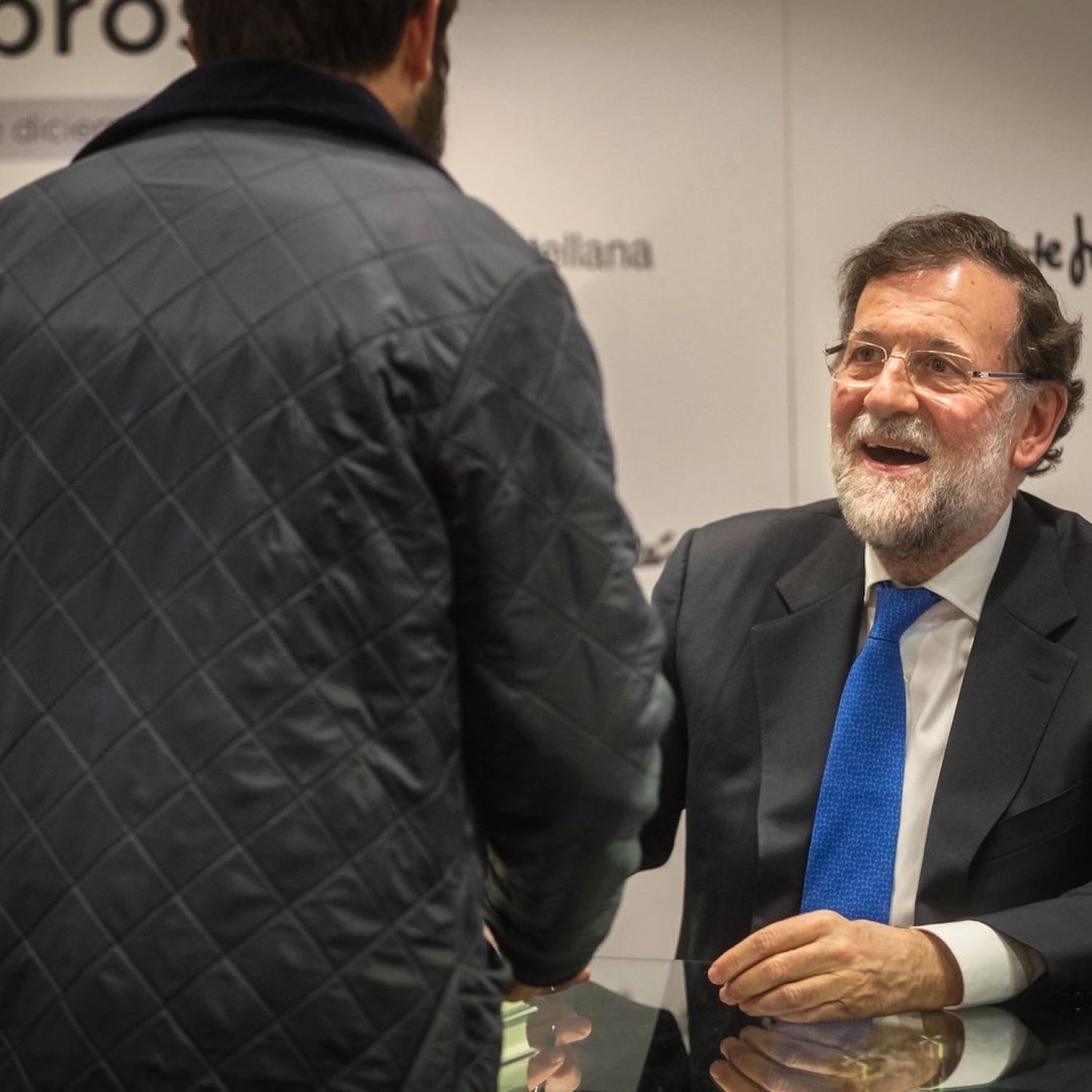 Trinxen Mariano Rajoy per la portada del seu nou llibre: mofa màxima, allau de mems