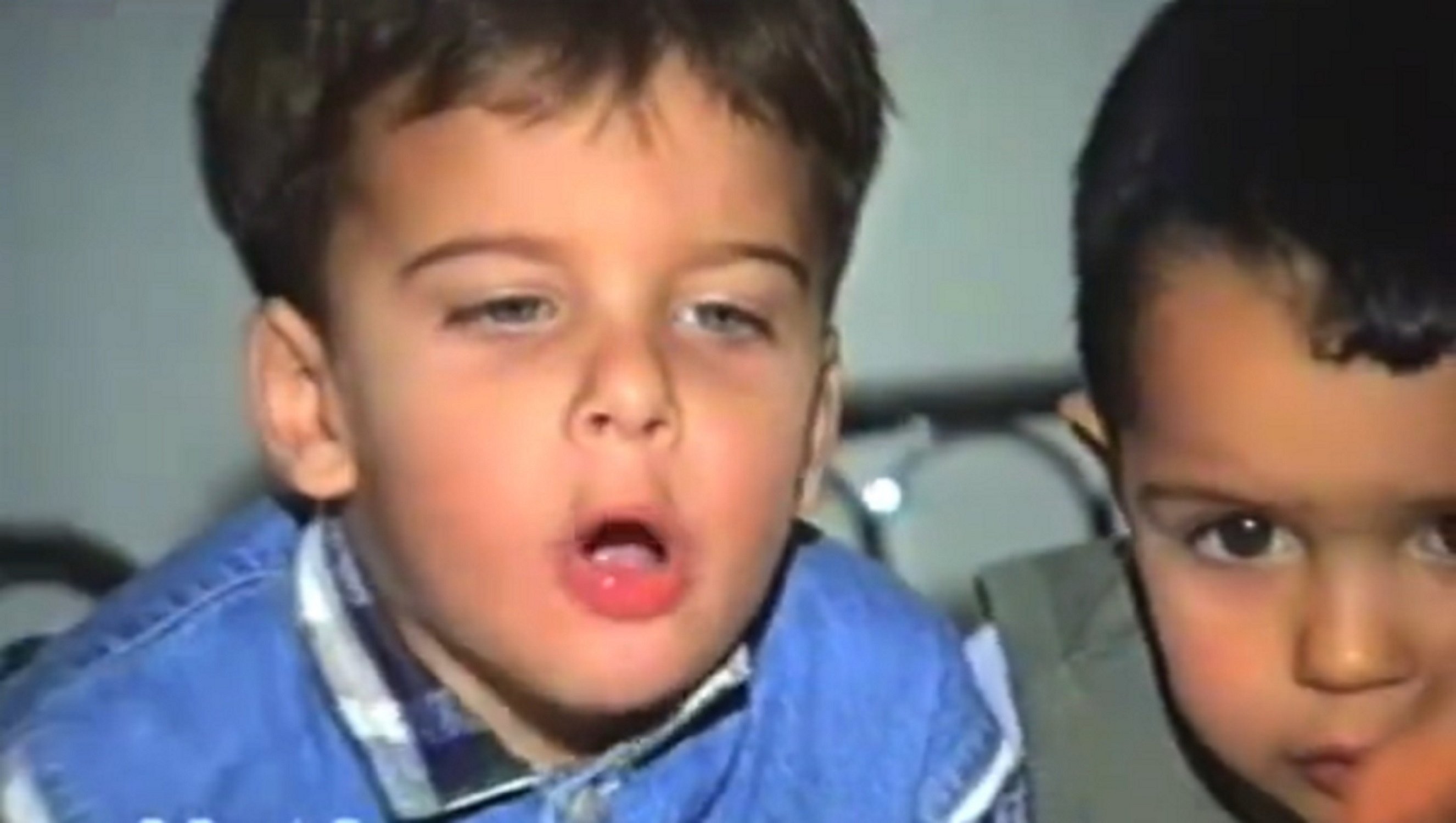 Inédito vídeo de un famoso cantante muy querido, con 3 años: difícil saber quién es