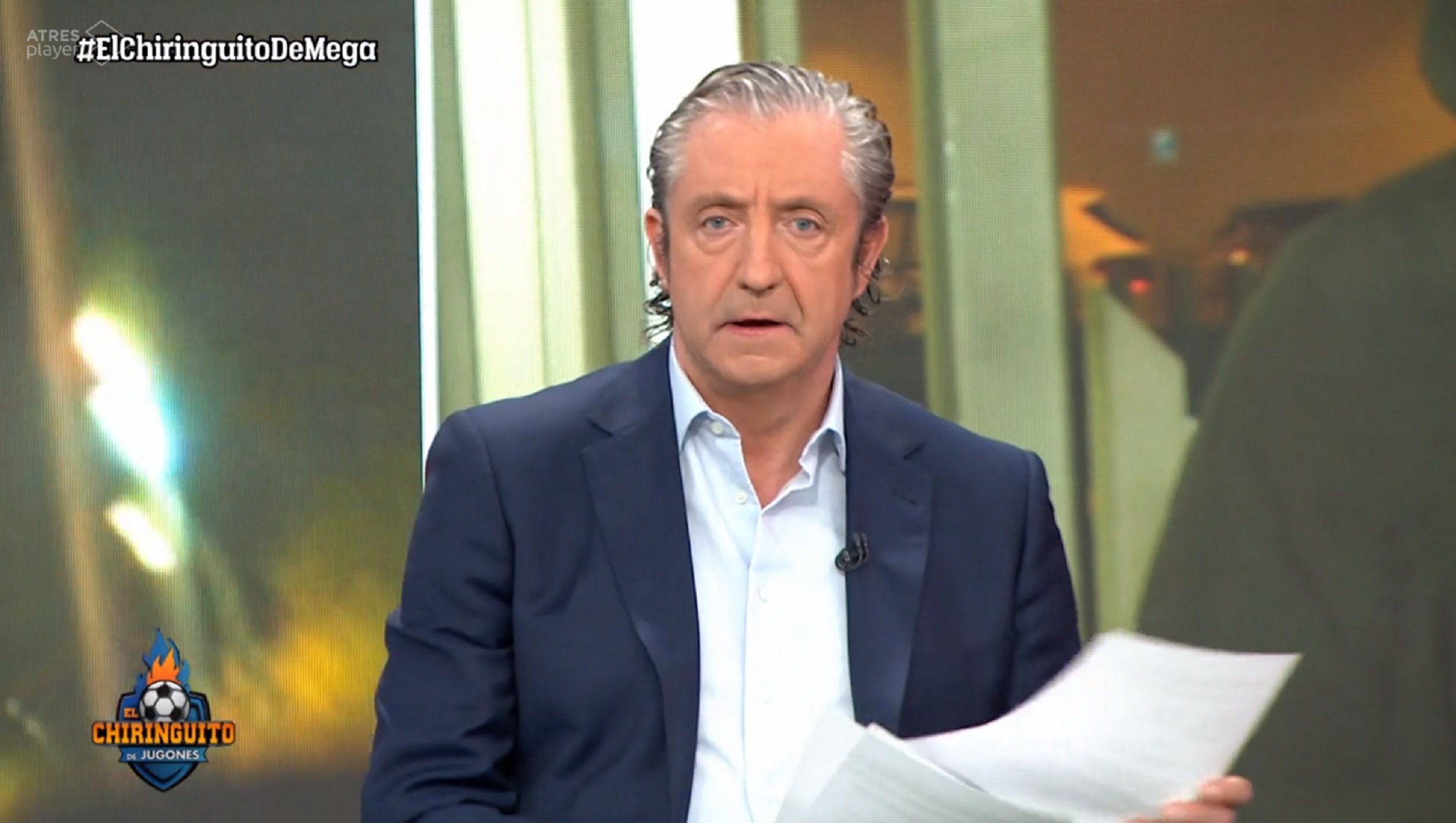 La reacción de asco de Josep Pedrerol cuando le ponen una estelada en la nuca