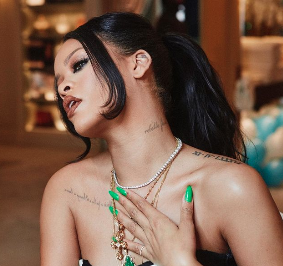 El look de Rihanna para ir de compras por Nueva York se convierte en el centro de todas las miradas: vídeo