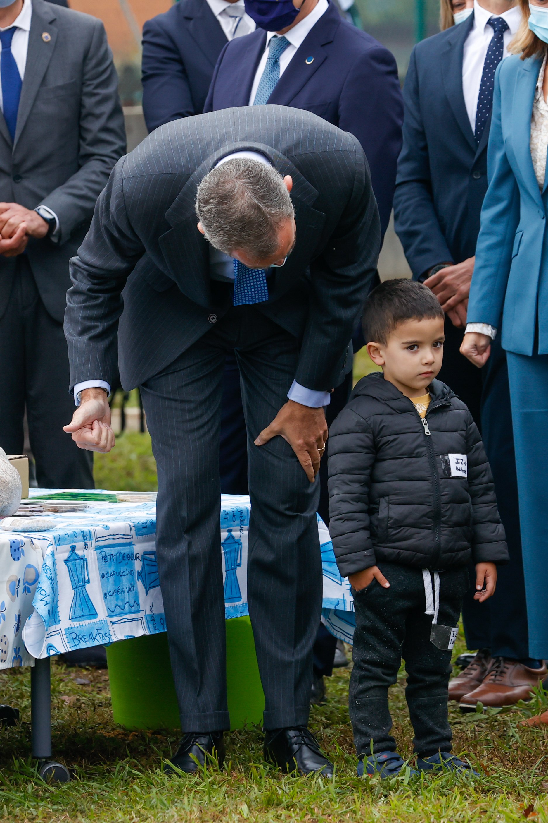 El vídeo del niño gallego que le gira la espalda a Felipe y se niega a saludarle