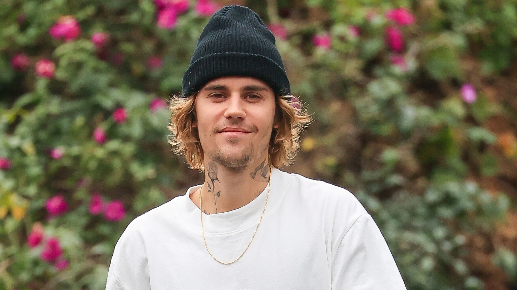 Bogeria amb foto de Justin Bieber a la piscina mostrant el seu cos totalment tatuat