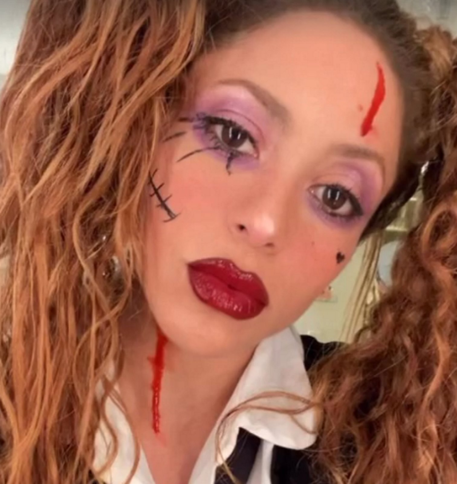 Shakira y Piqué, beso en la boca para celebrar Halloween con aspecto terrorífico