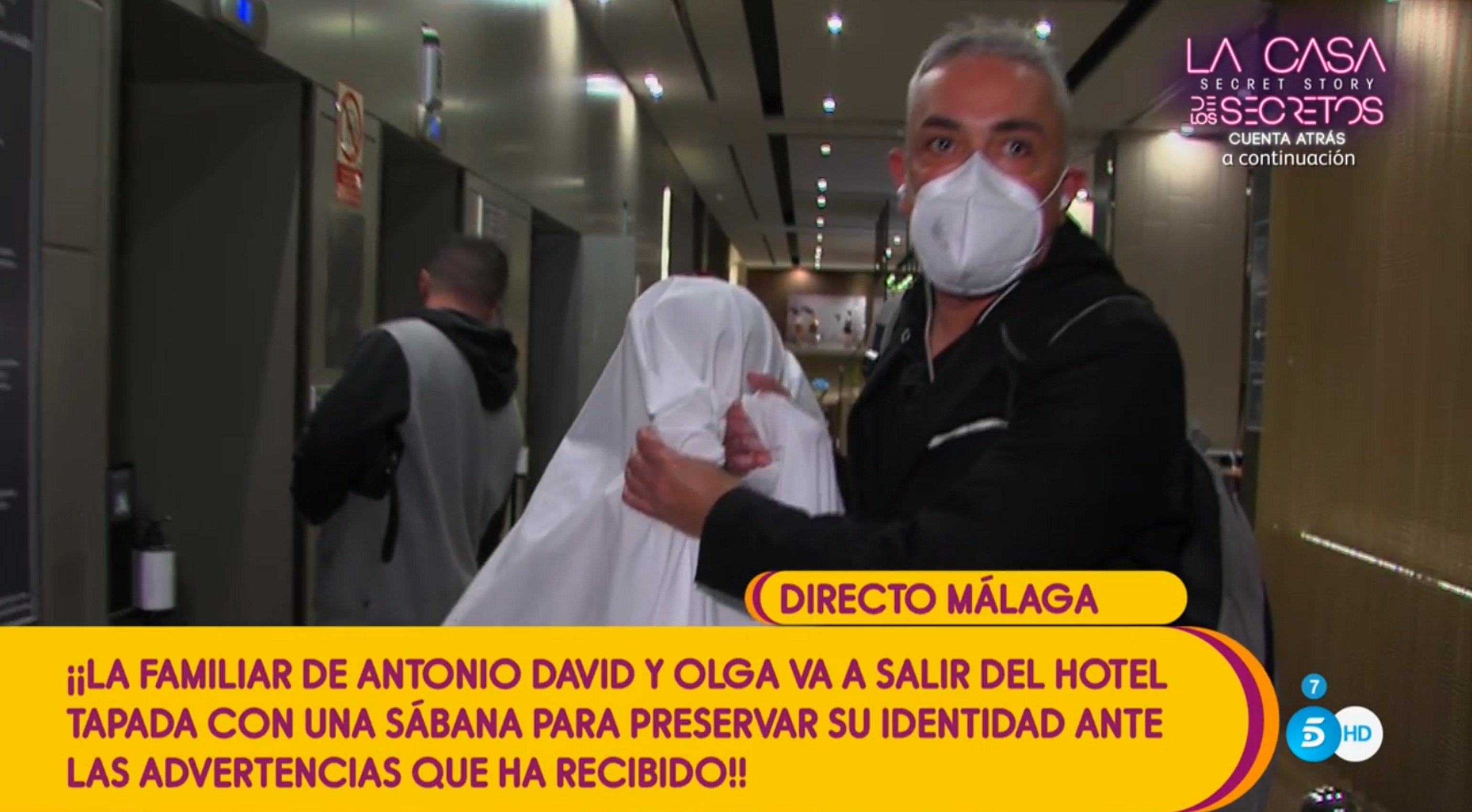 Terror a 'Sálvame': testimoni contra Antonio David evacuada sota un llençol