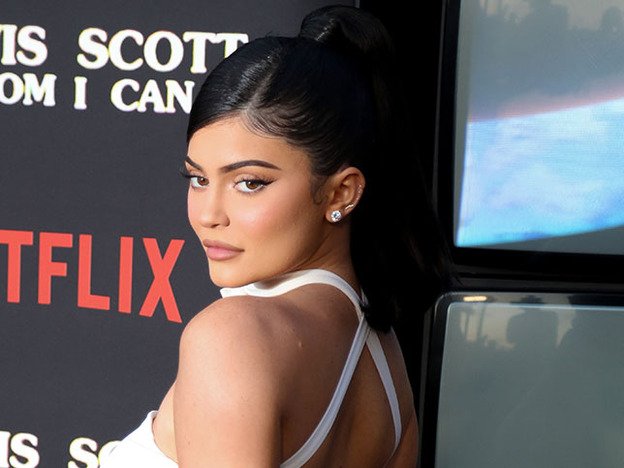 Quan Kylie Jenner es treu tot el maquillatge costa reconèixer-la perquè té tota la cara plena de pigues