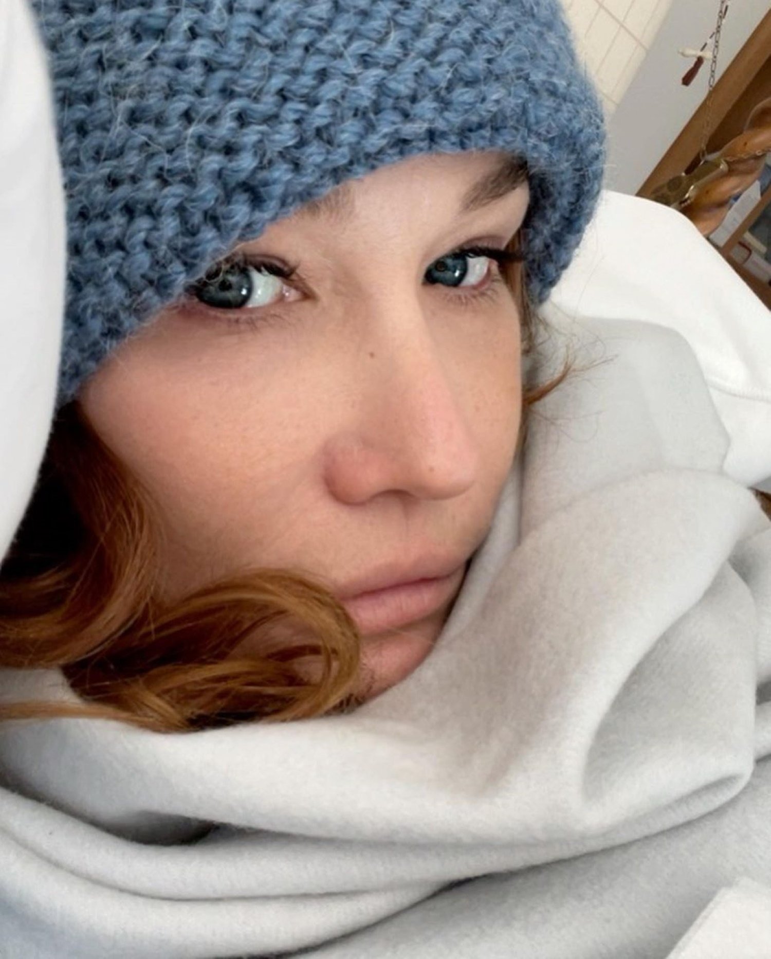 Carla Bruni, como nunca la habíamos visto, sorprende con su cambio de look