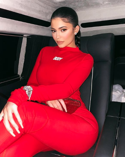 Kylie Jenner llevaba 9 piercings que se quitó cuando su estilista le dijo que así perdería marcas