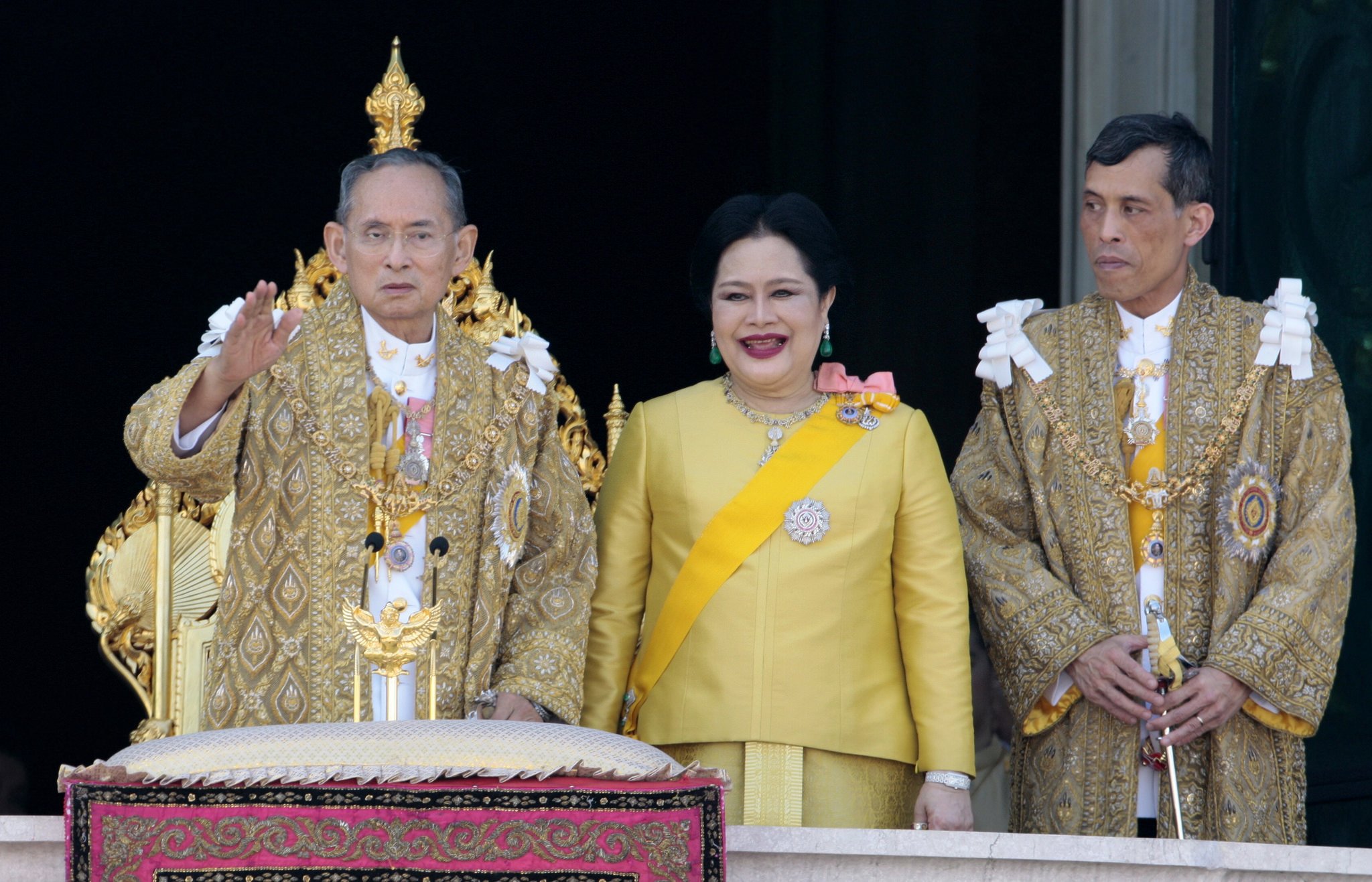 El rey tailandés vestido de mujer (y 'su' amenaza) se hacen virales