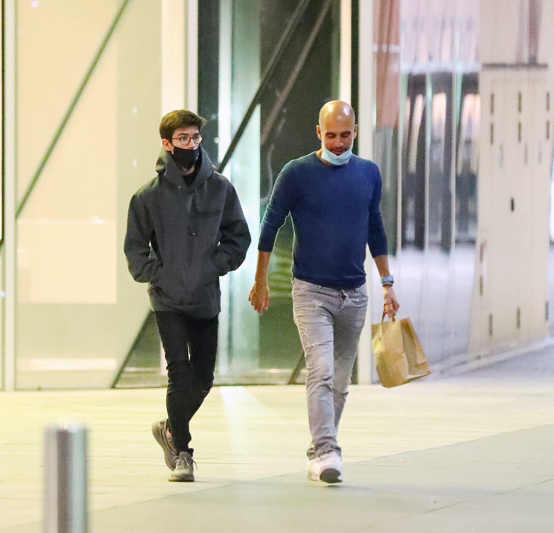 Pep Guardiola en Catalunya con su hijo Màrius, y Maria en un hotel de lujo