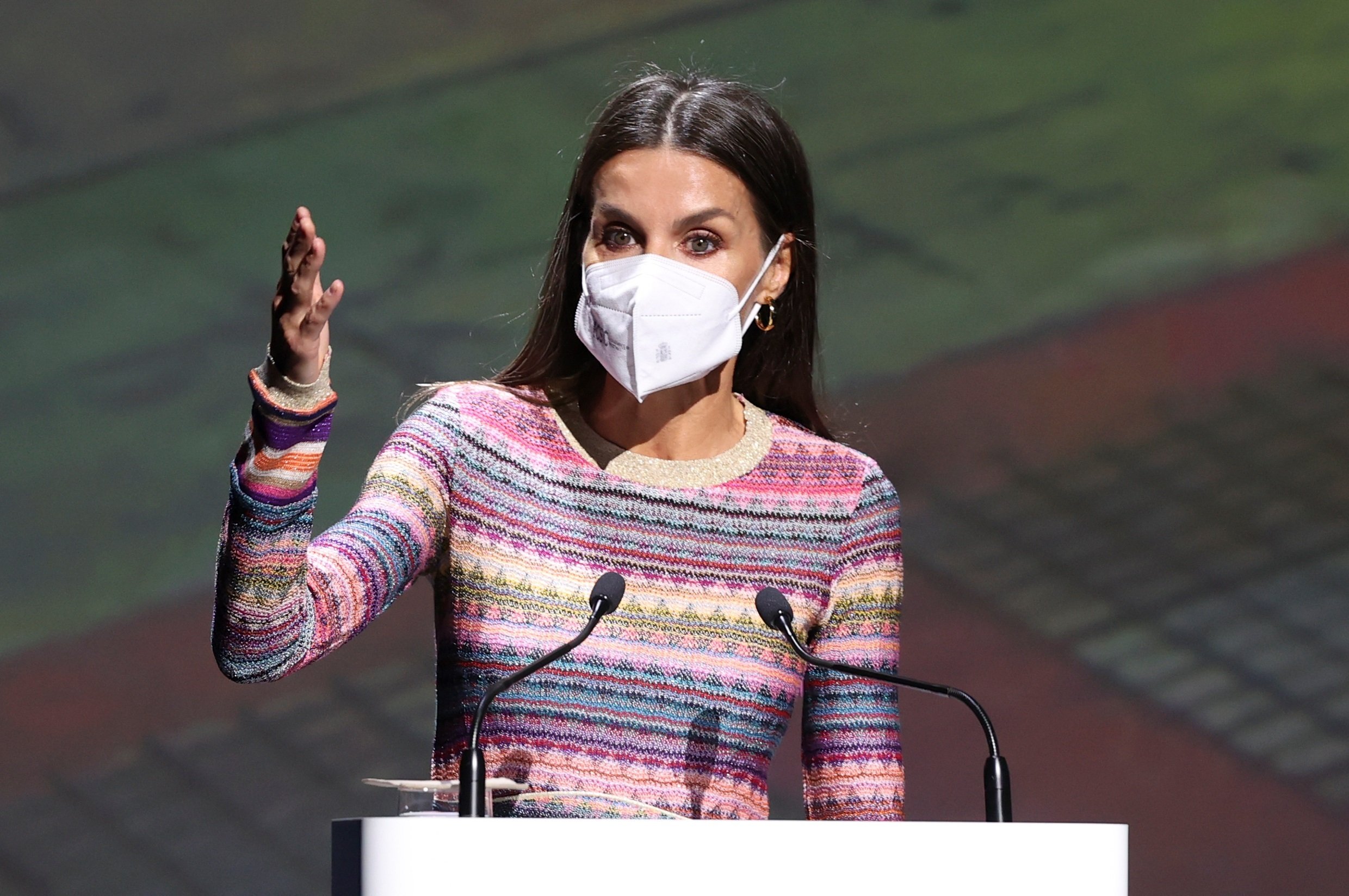 El gesto antihigiénico de Letizia al hablar en público: no lo tendría que tocar