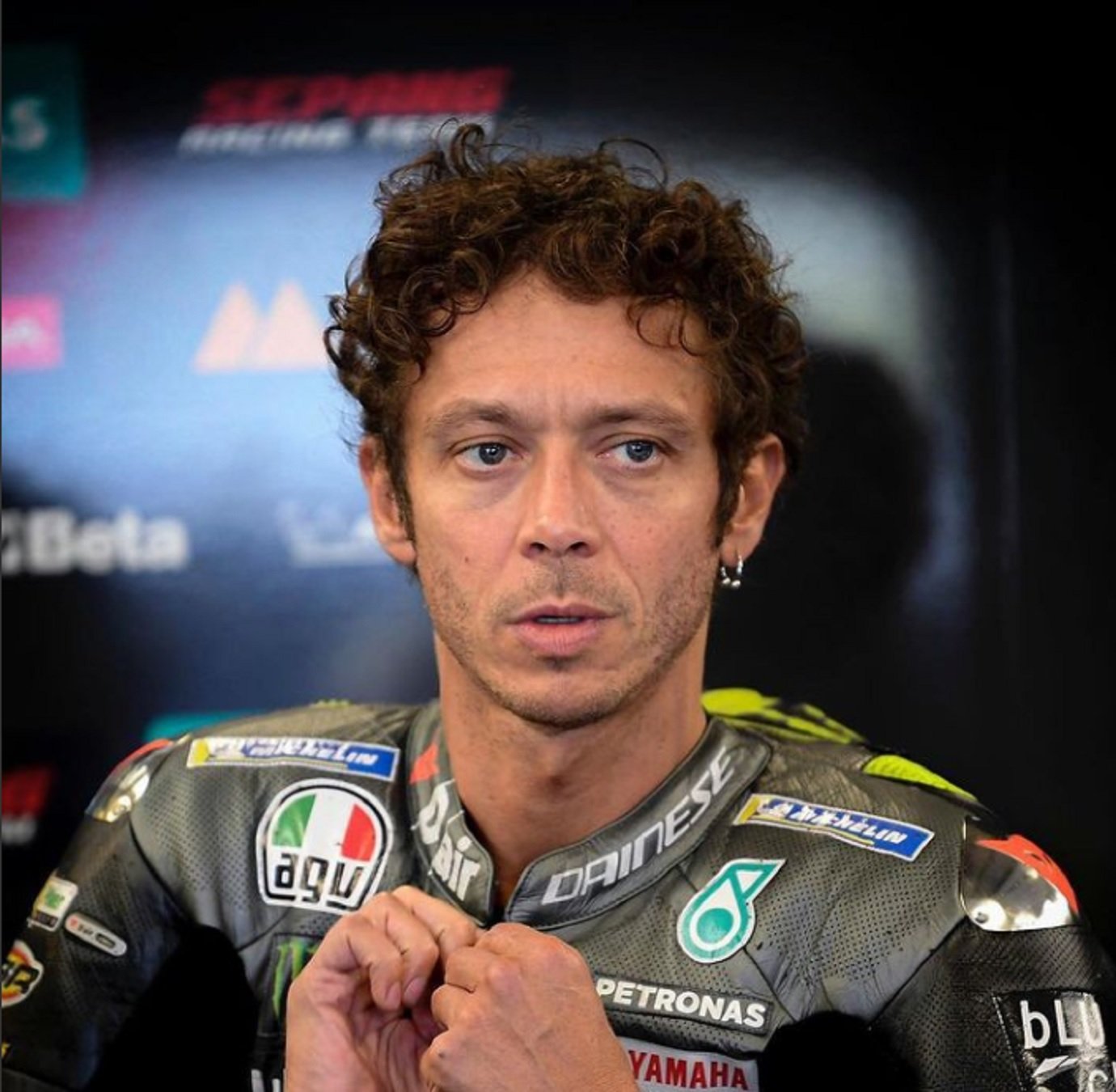 Portada i foto de molt mal gust per acomiadar Valentino Rossi en un diari català