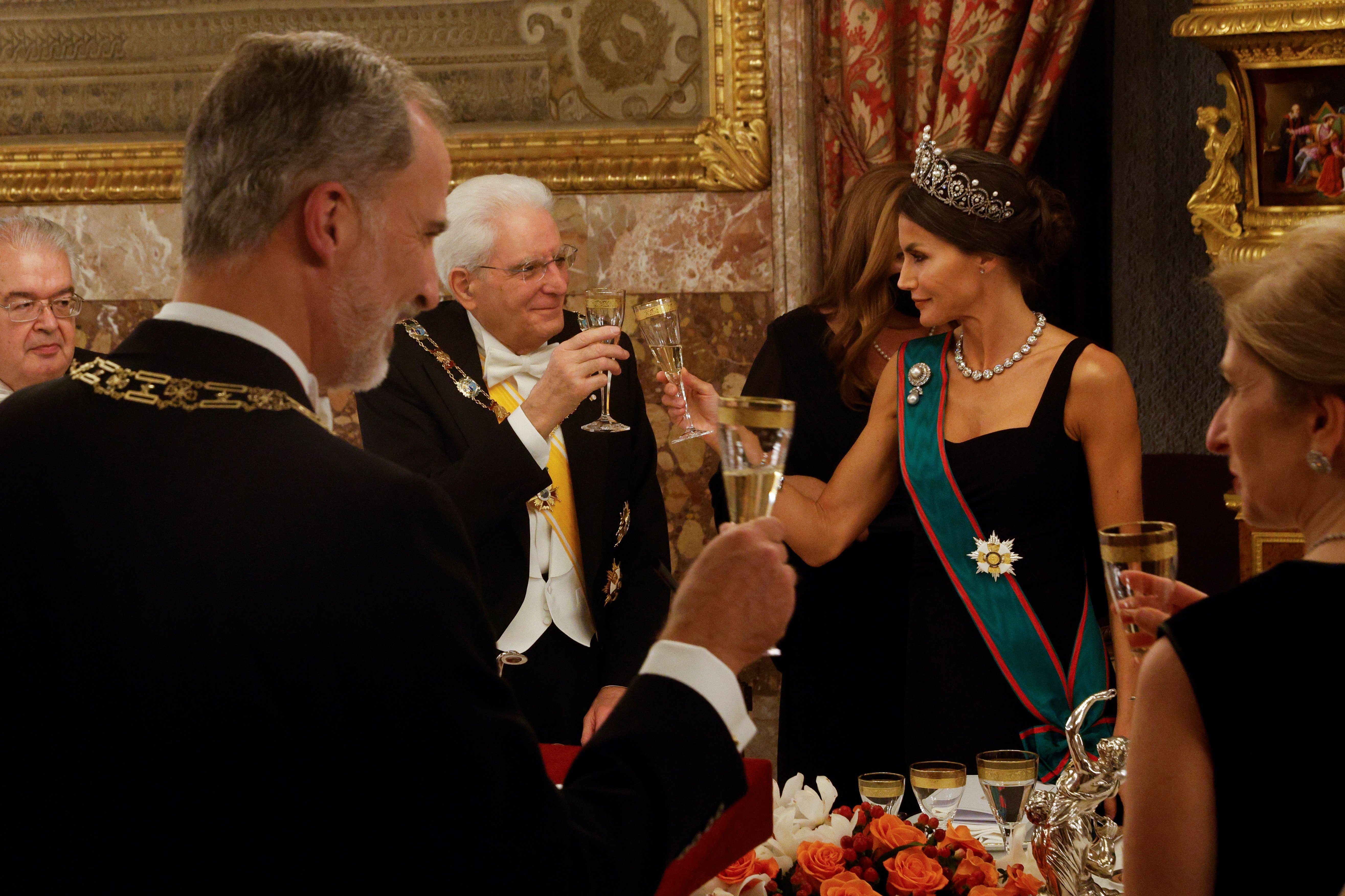 Letizia, pillada, hace un gesto sorprendente en la mesa y ordena a Felipe: "¡Va!"