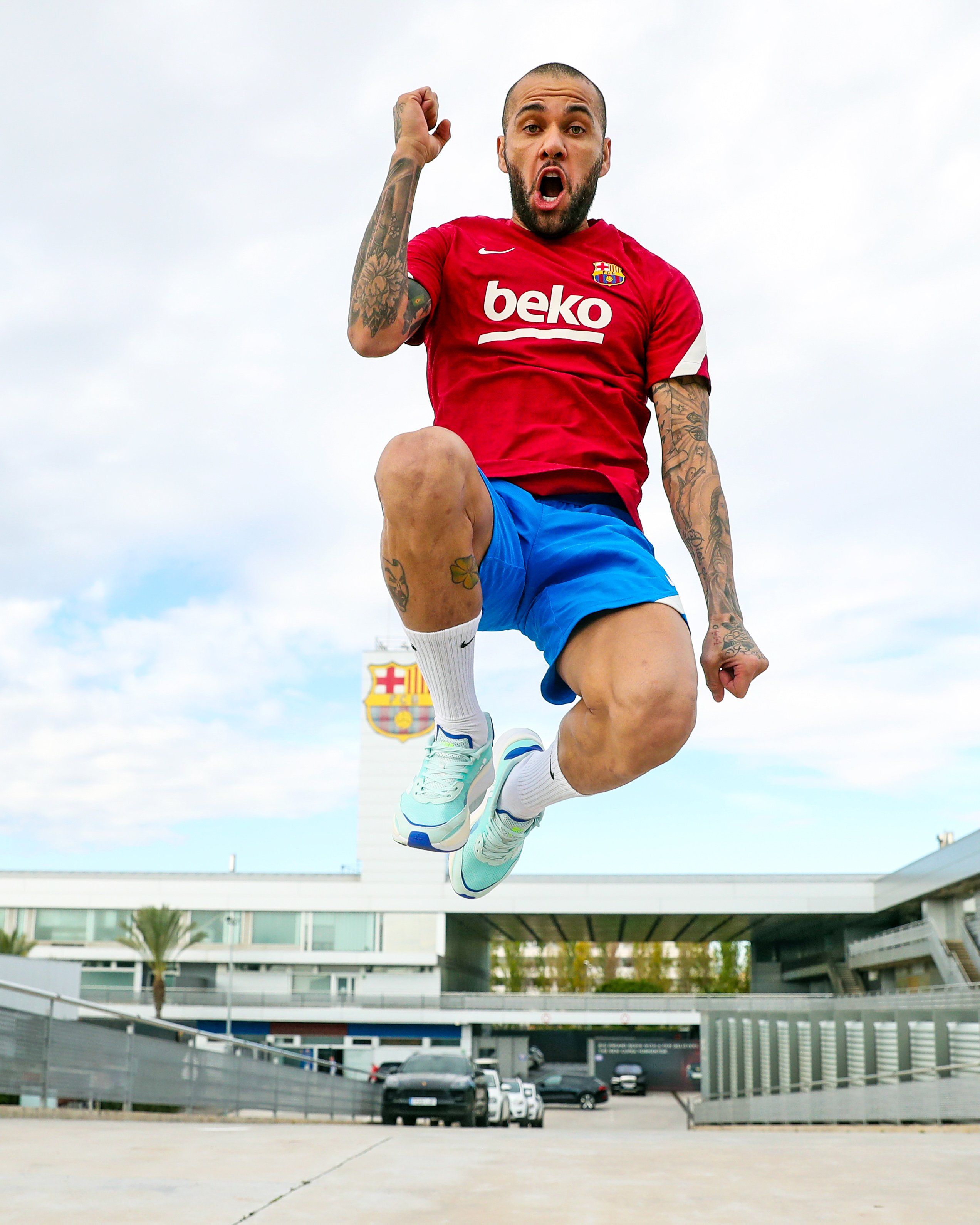 Dani Alves triunfa en la presentación de su vuelta al Barça: calzado increíble