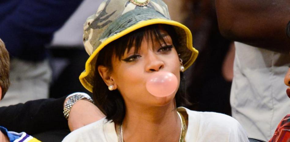 Rihanna y Dua Lipa se copian la manera de viralizar estas Navidades