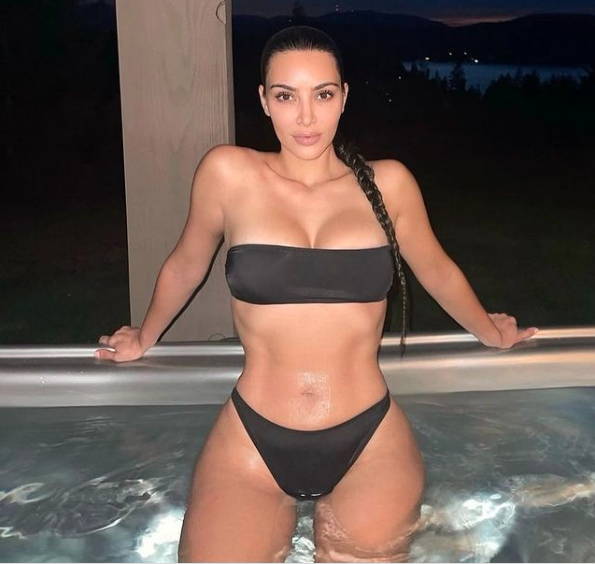 Hay una foto de Kim Kardashian duchándose que está batiendo todos los récords