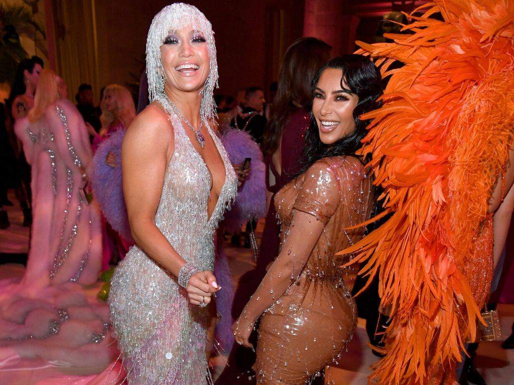 Kim Kardashian presumeix d'abdominals al jacuzzi com Jennifer López, però el resultat no és el mateix