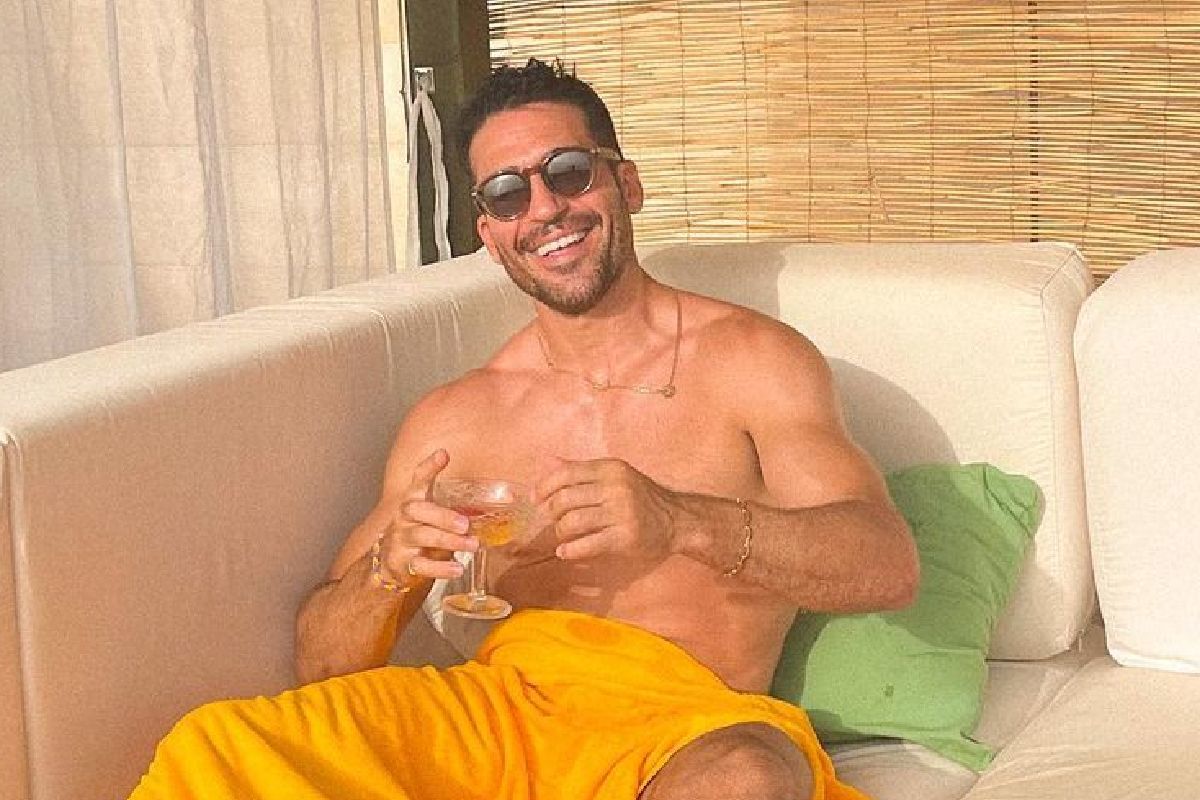 Miguel Ángel Silvestre revoluciona las españolas y españoles con su foto en sotana