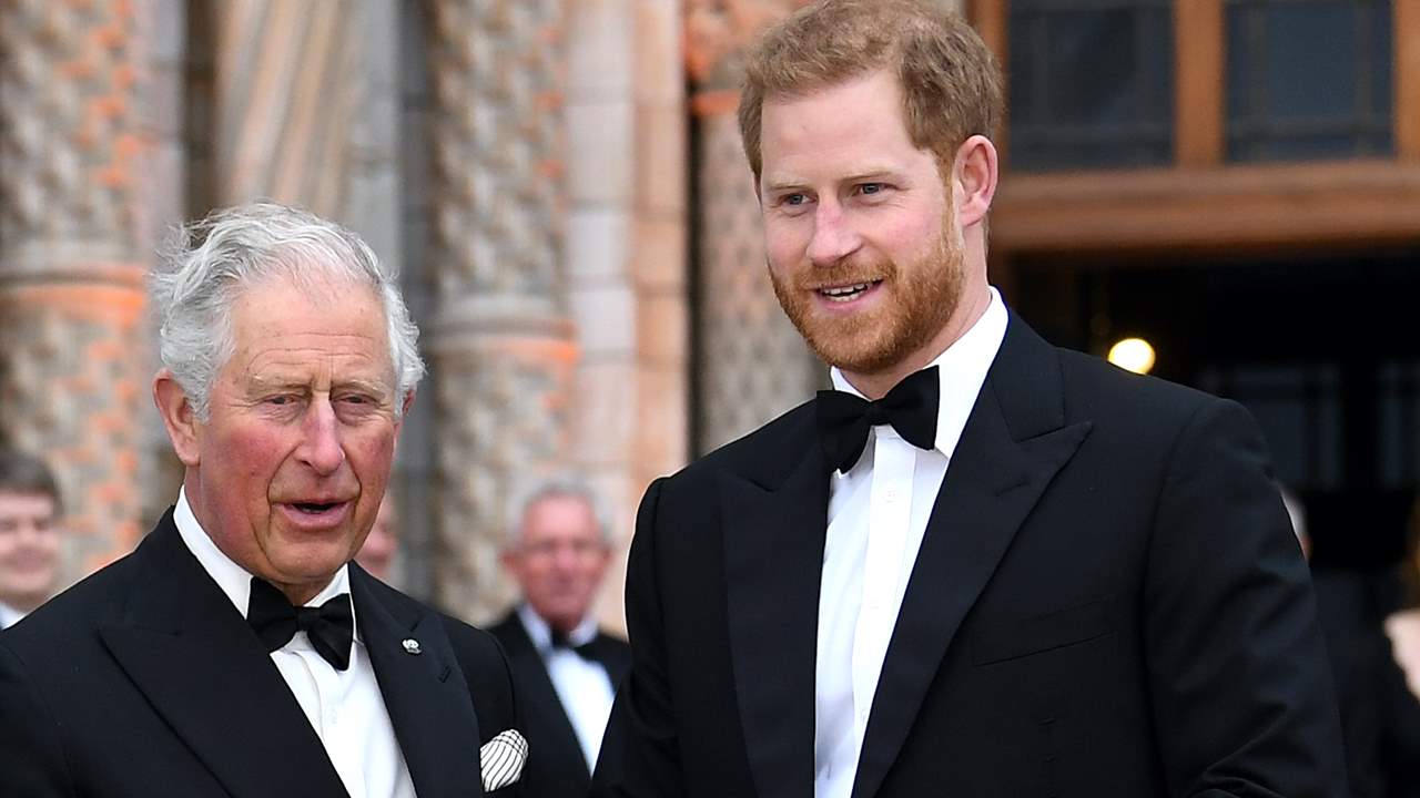El príncep Harry no vol saber res del seu pare i així s'esborra de les polèmiques que el relacionen amb ell