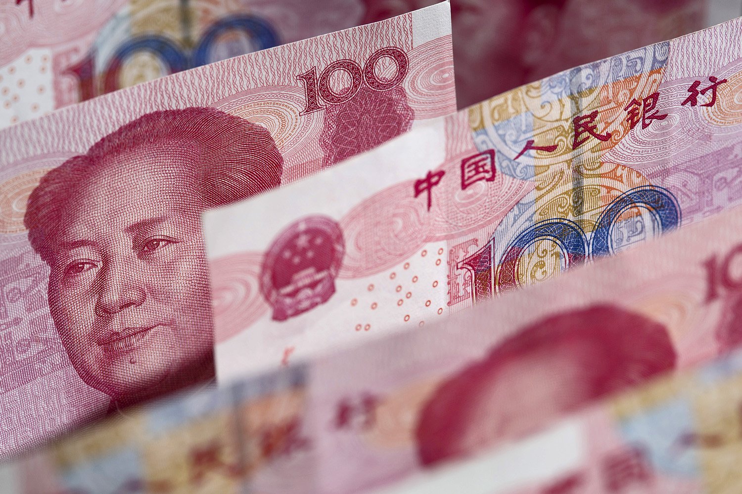 Un nen xinès esmicola bitllets per valor de 6.500€ que amagava el seu pare