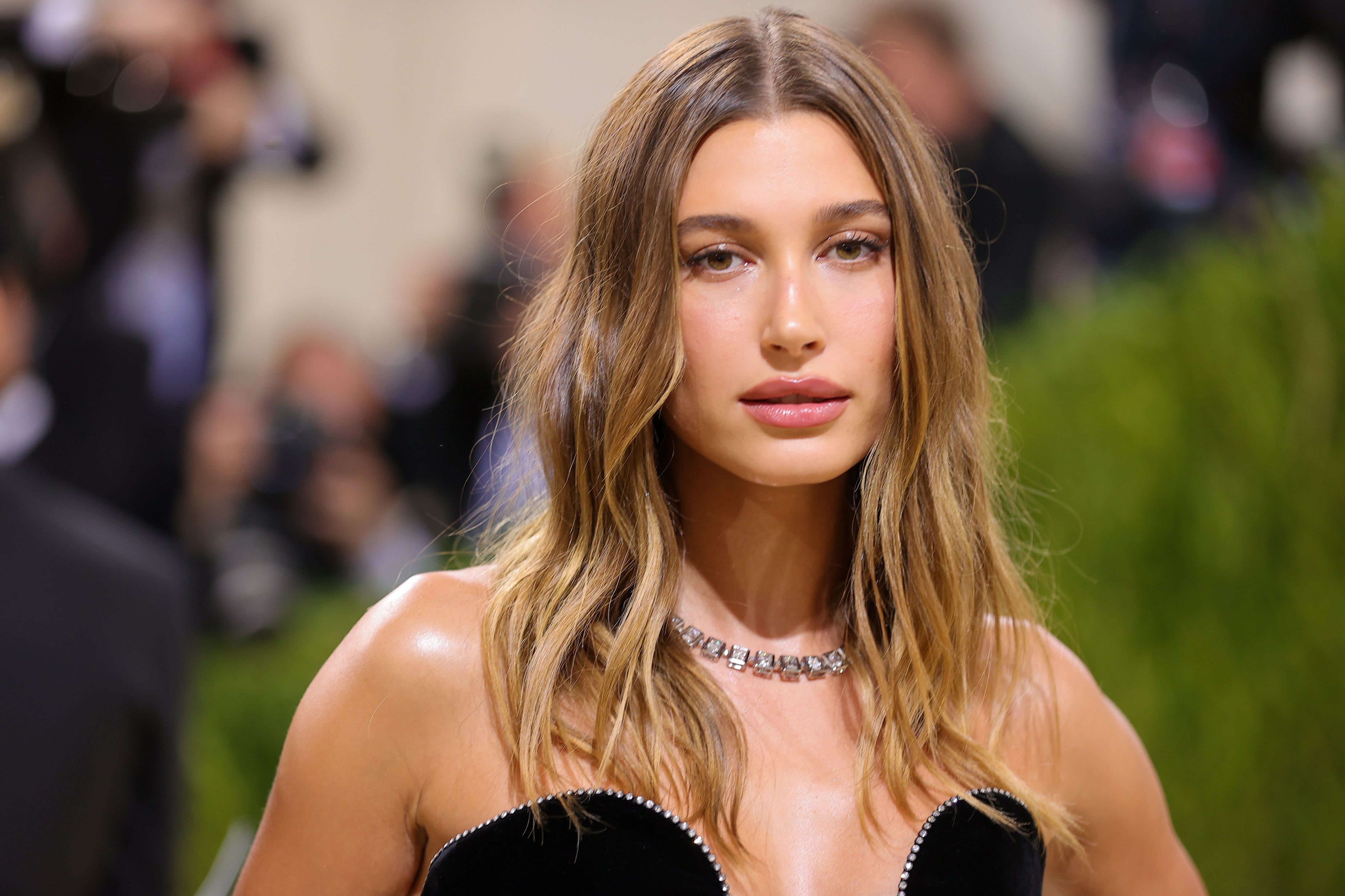 Hailey Bieber recupera les mitges que tornen a ser tendència i que voldràs portar per Nadal