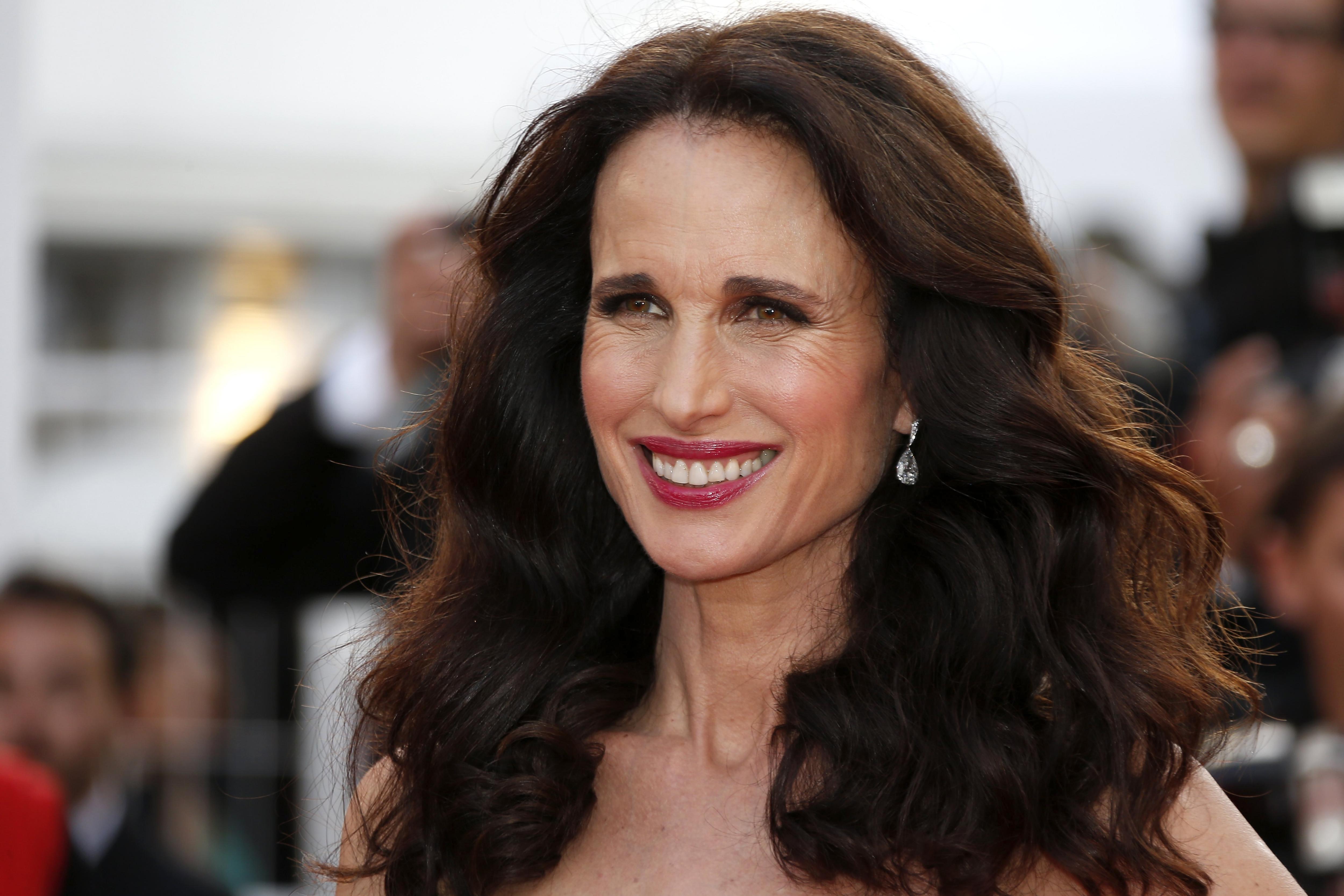 Andie MacDowell se niega a retocarse la cara y luce con arrugas y canas a los 64 años