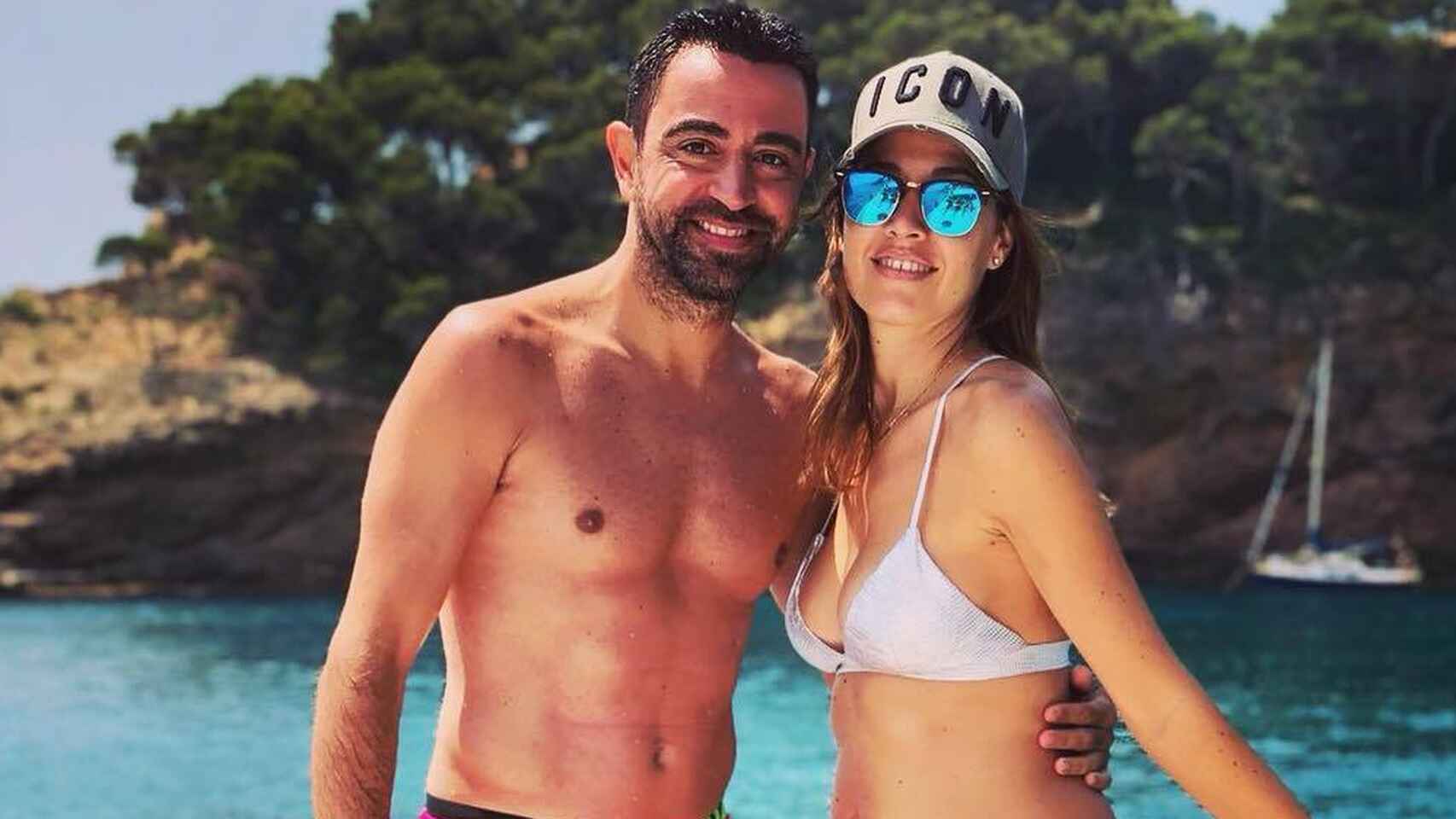 Núria Cunillera y Xavi Hernández sorprenden a Catalunya con un ‘Super Tió’ de Navidad más grande que sus hijos