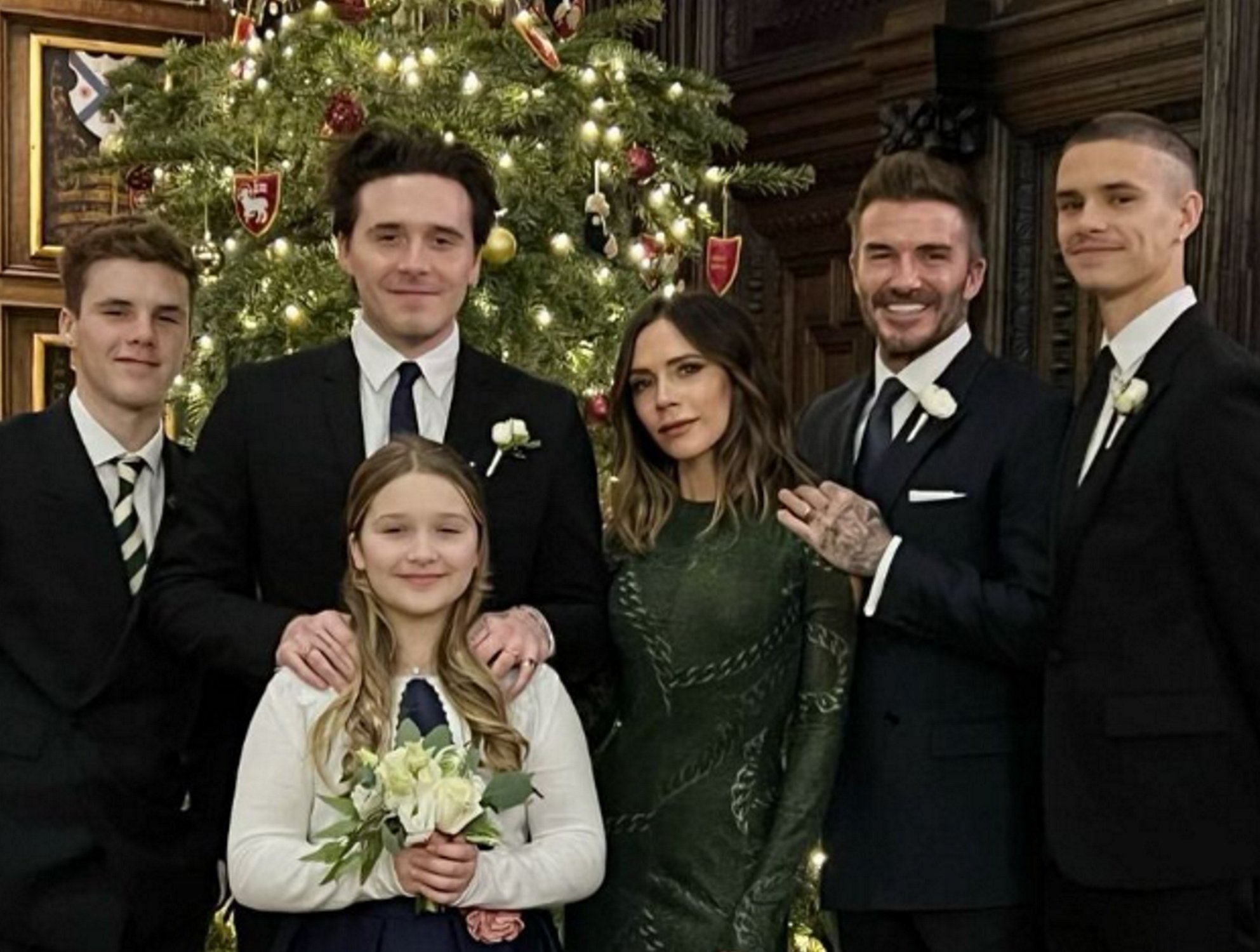 La postal de Navidad de los Beckham tiene truco: miren la parte inferior de la foto