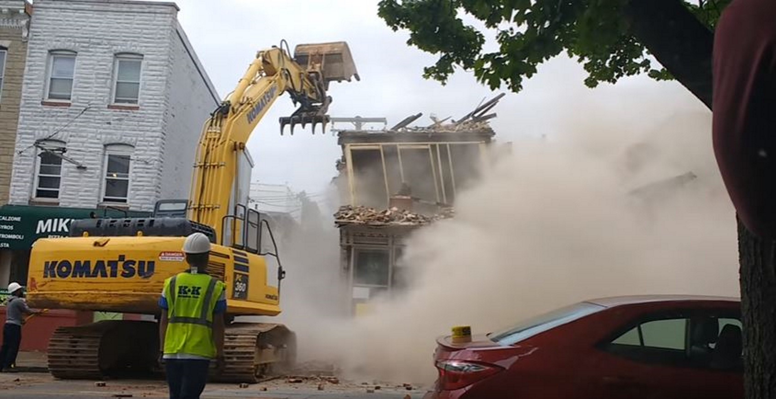 Desastre absoluto: unos obreros derriban el edificio que no toca