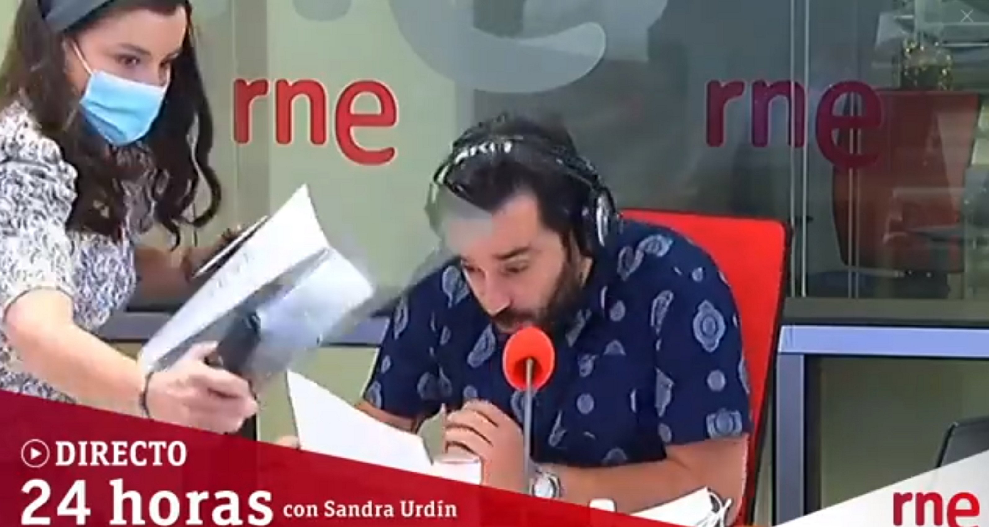 Accident en directe a Ràdio Nacional d'Espanya: un presentador se salva de miracle