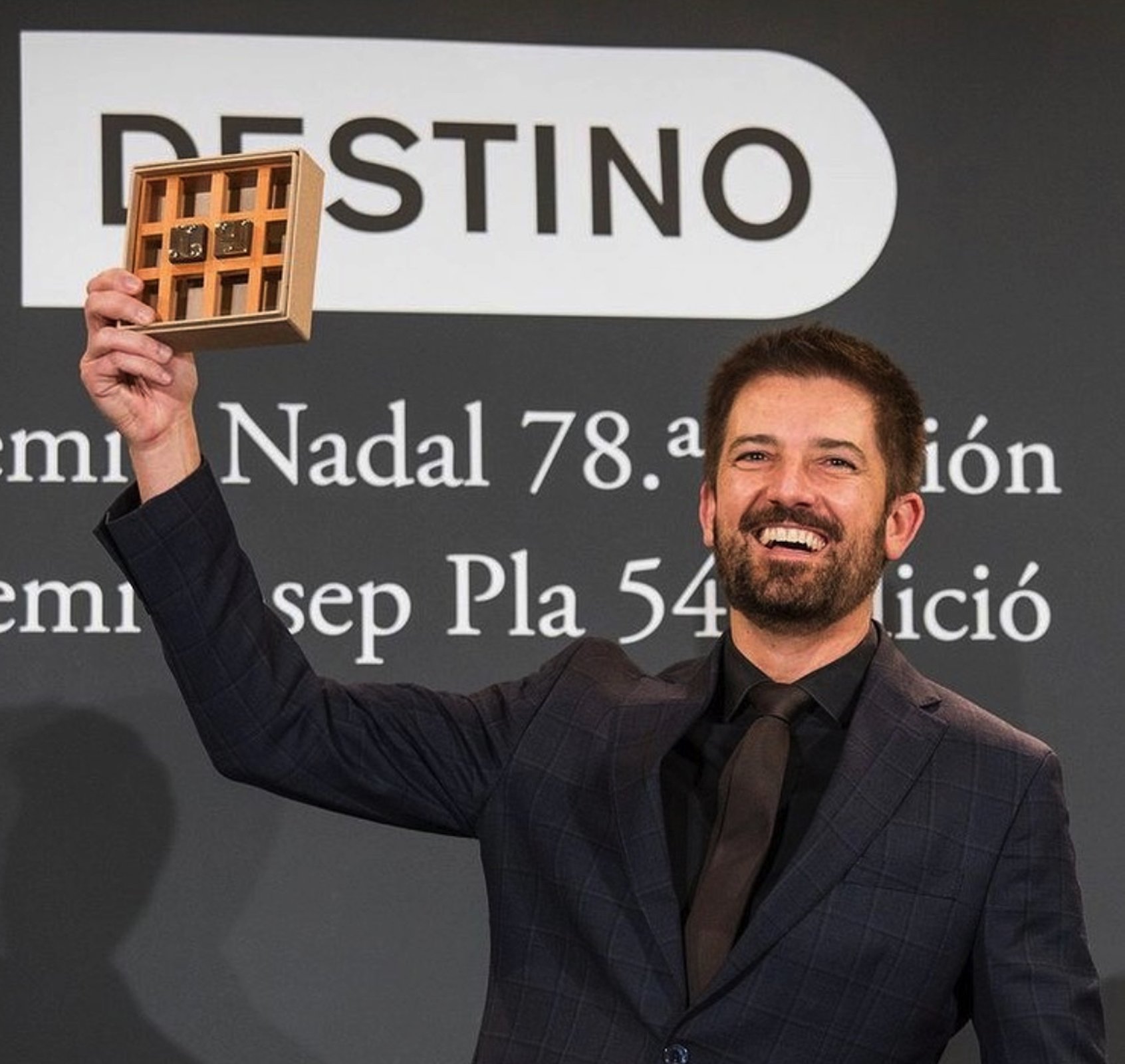 Toni Cruanyes guanya el premi Josep Pla de prosa, el marit orgullós: "T'estimo"