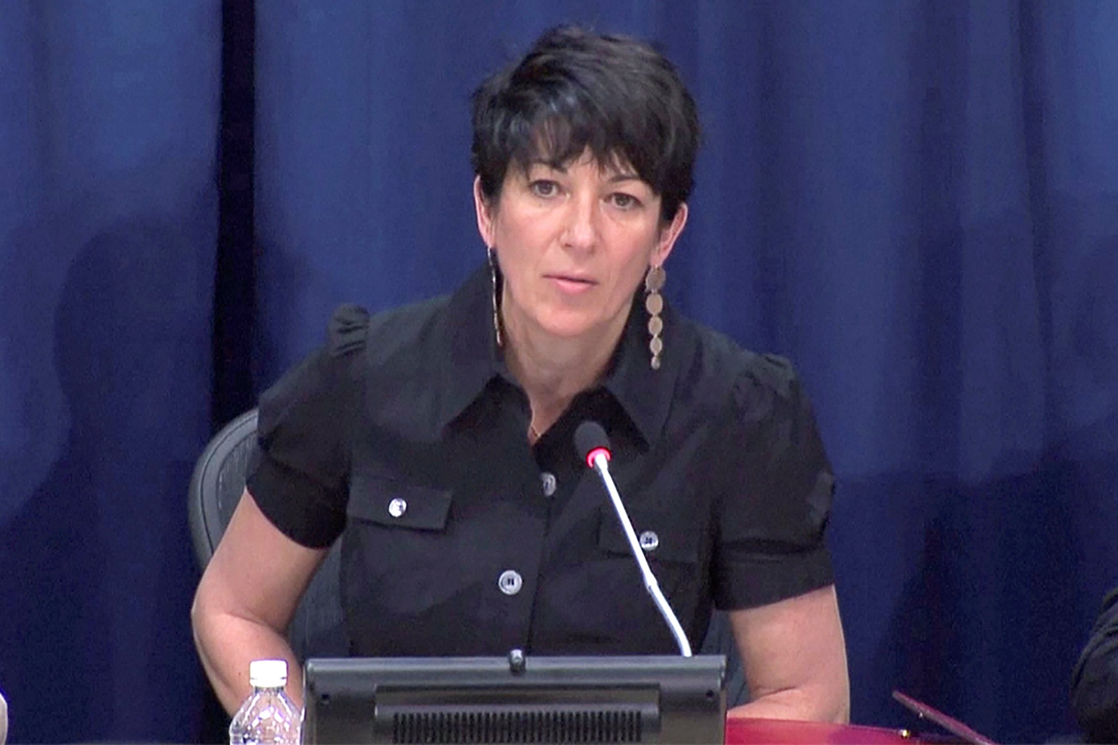 Un miembro del jurado que condenó a Ghislaine Maxwell puede provocar la nulidad del juicio y que se repita