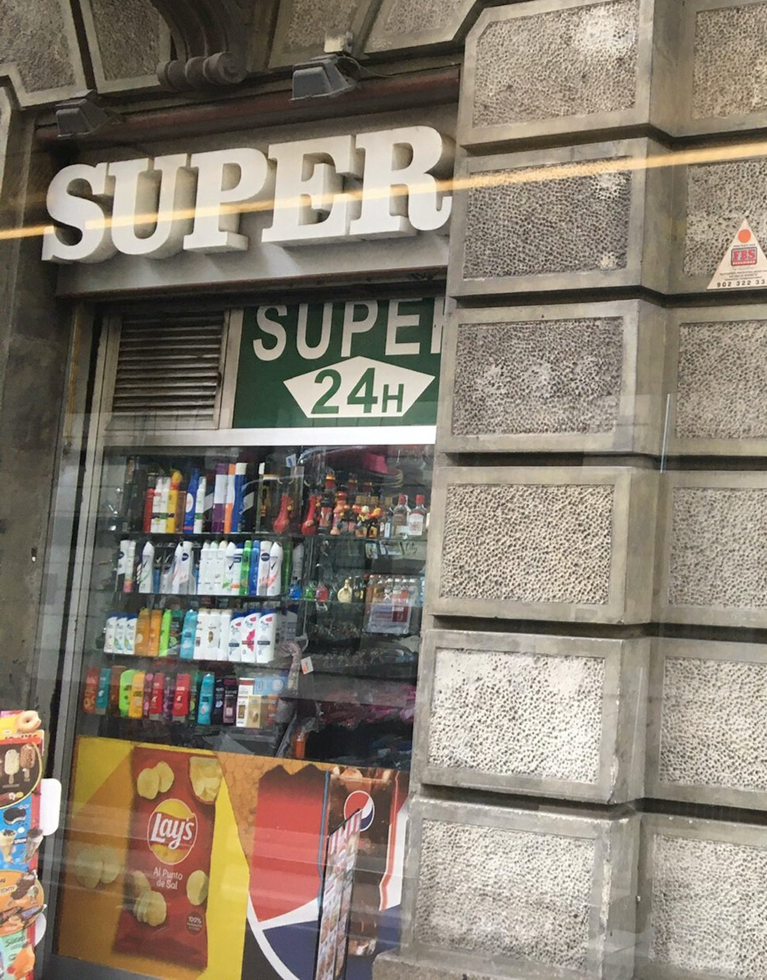 Hallazgo en una tienda de Barcelona: cartel delirante. "Bah, nadie lo notará"