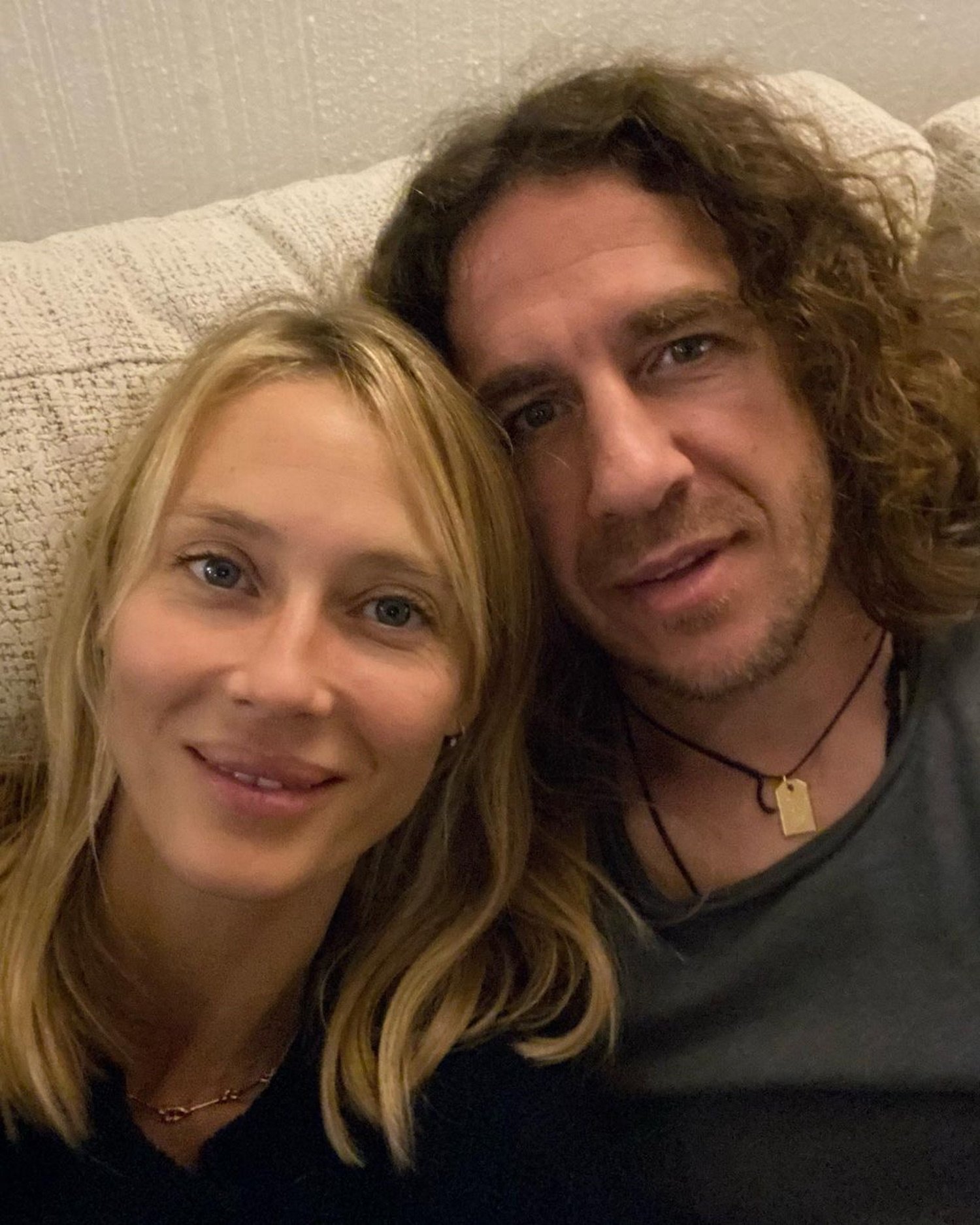 Puyol, en la cama, muestra objeto personal de él y Vanesa Lorenzo y la red se funde