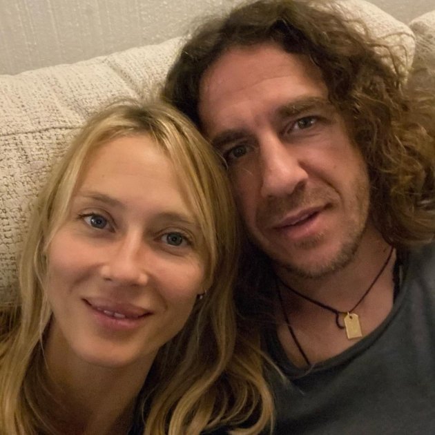 Puyol, al llit, mostra objecte personal d'ell i Vanesa Lorenzo i la xarxa es fon