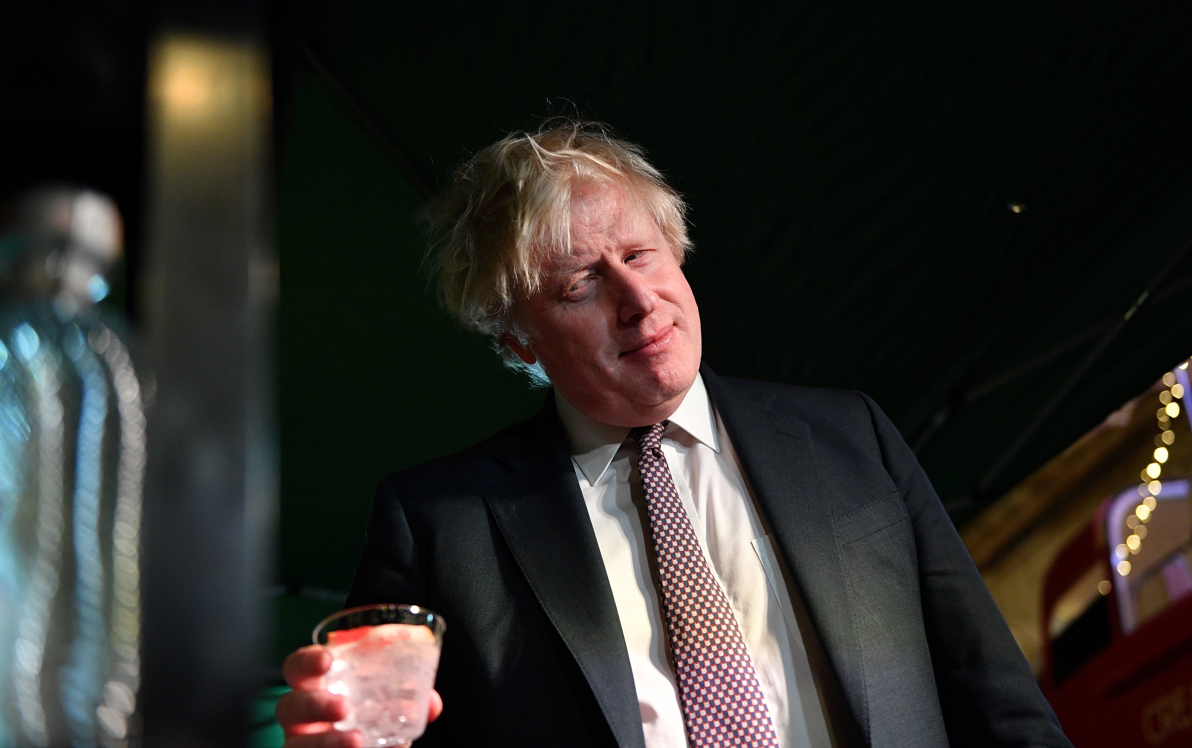 Boris Johnson passejant el gos de nit en calçotets i mitjons: fotos inexplicables