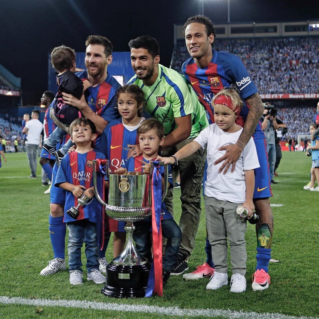 El apasionado beso de Messi y Antonella en la celebración más familiar