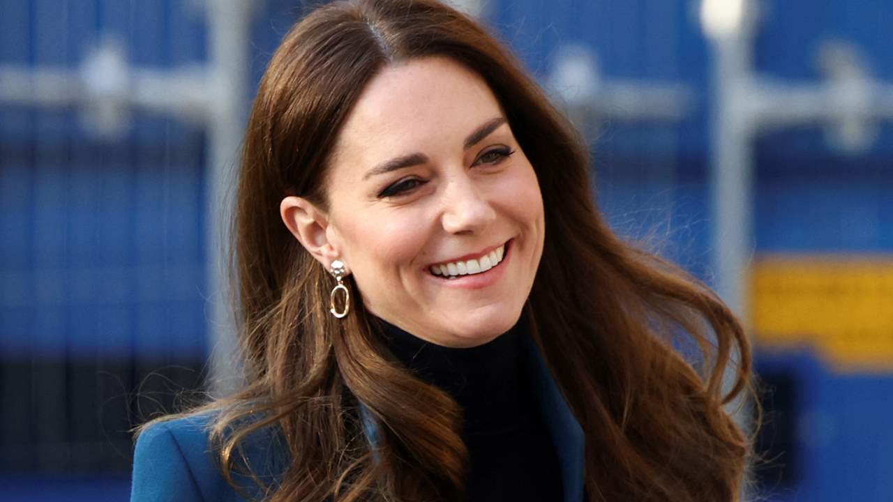 Kate Middleton reaparece en Gales con una verdura deshilachada colgando de su vestido | FOTO