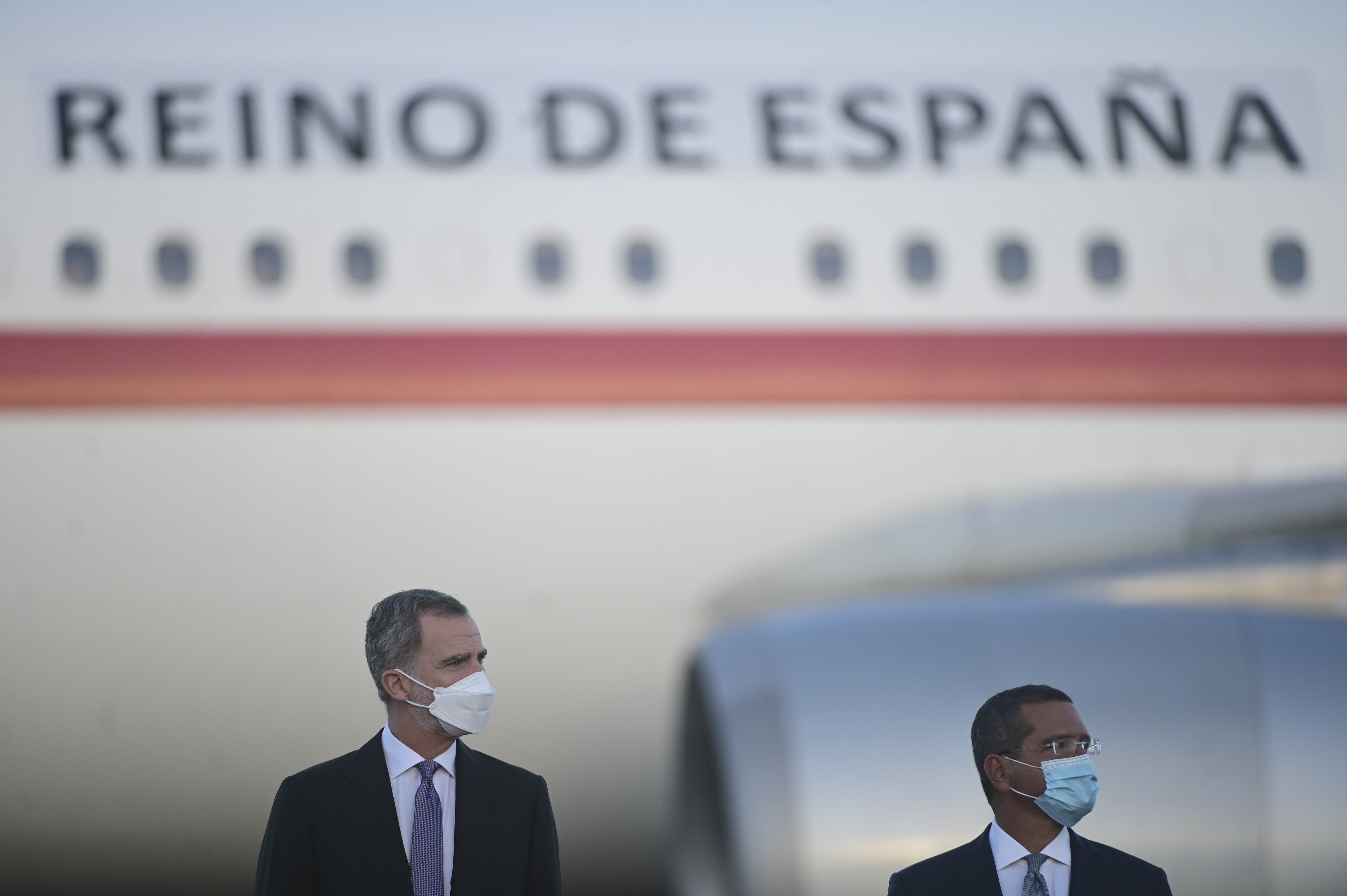 Felipe saludando una estelada: foto sorpresa en el primer viaje oficial del año