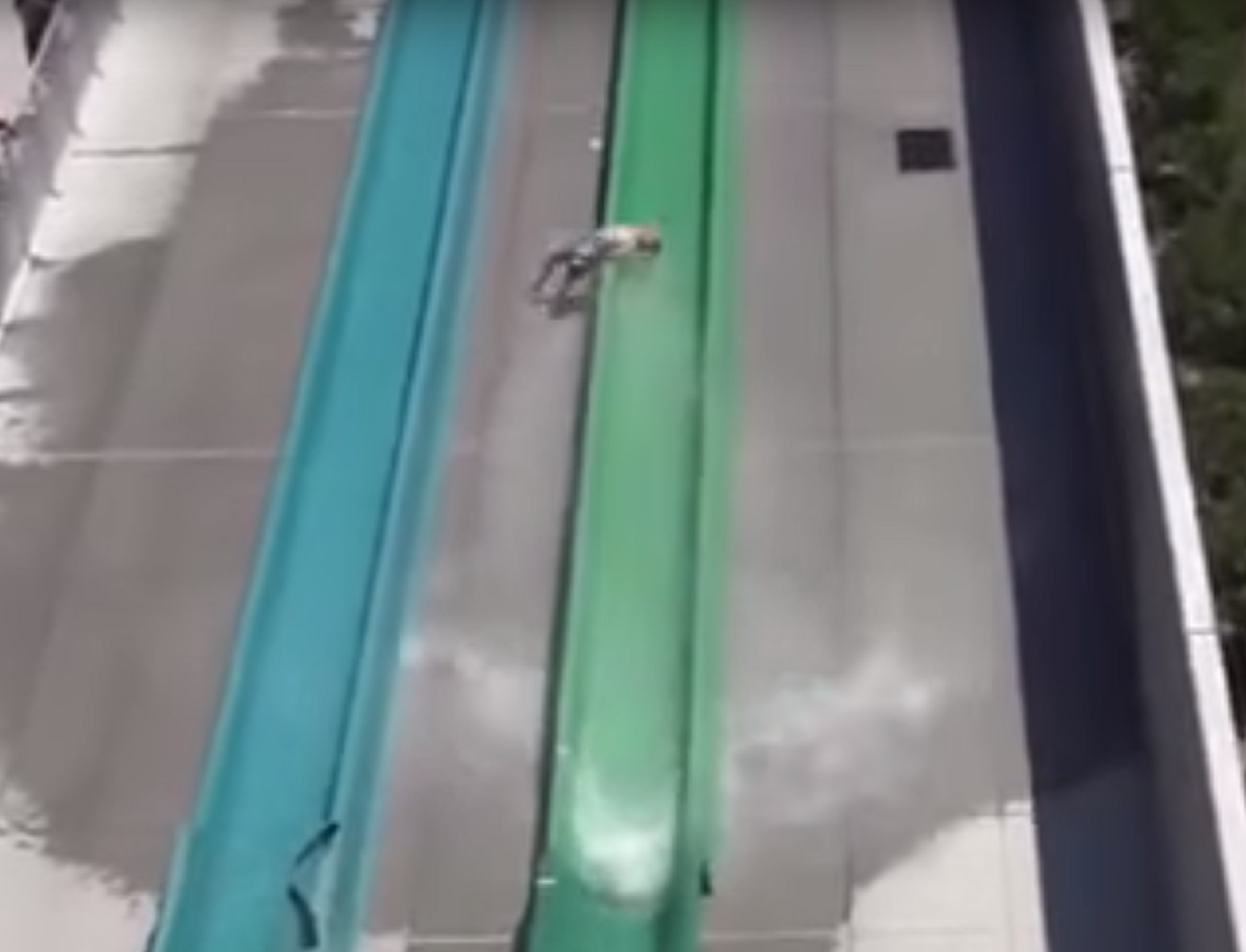 Un nen surt disparat d’un tobogan en un parc aquàtic de Califòrnia