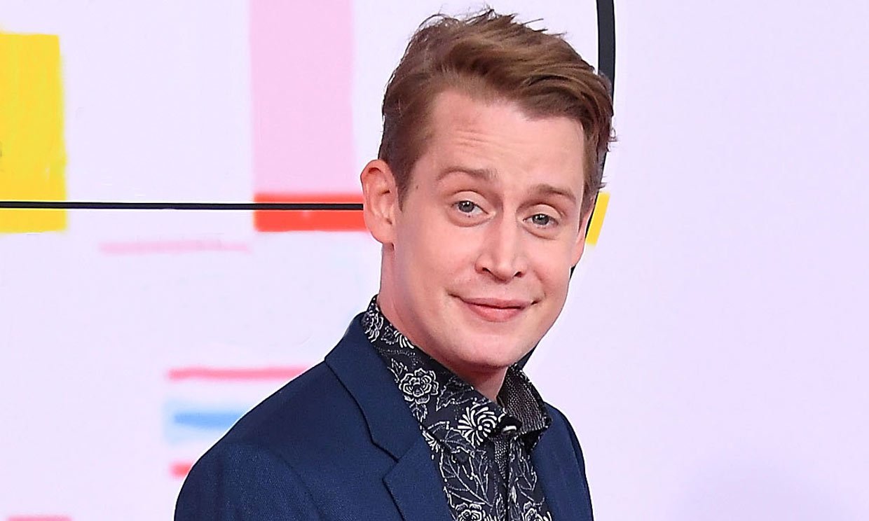 Macaulay Culkin, muy cambiado: barriga cervecera, pelo largo y dejado