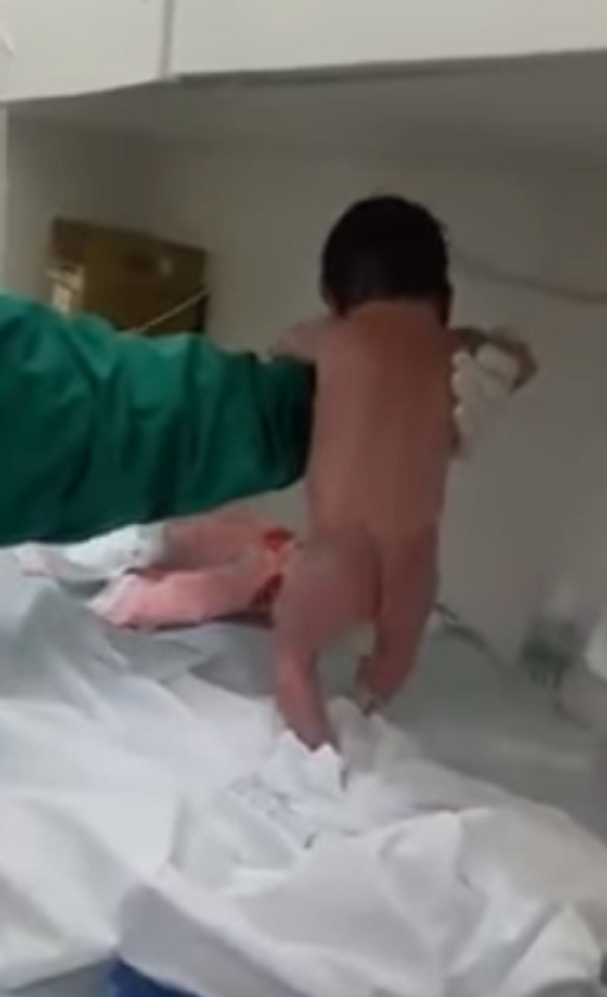 Inèdit: un nadó acabat de néixer arrenca a caminar