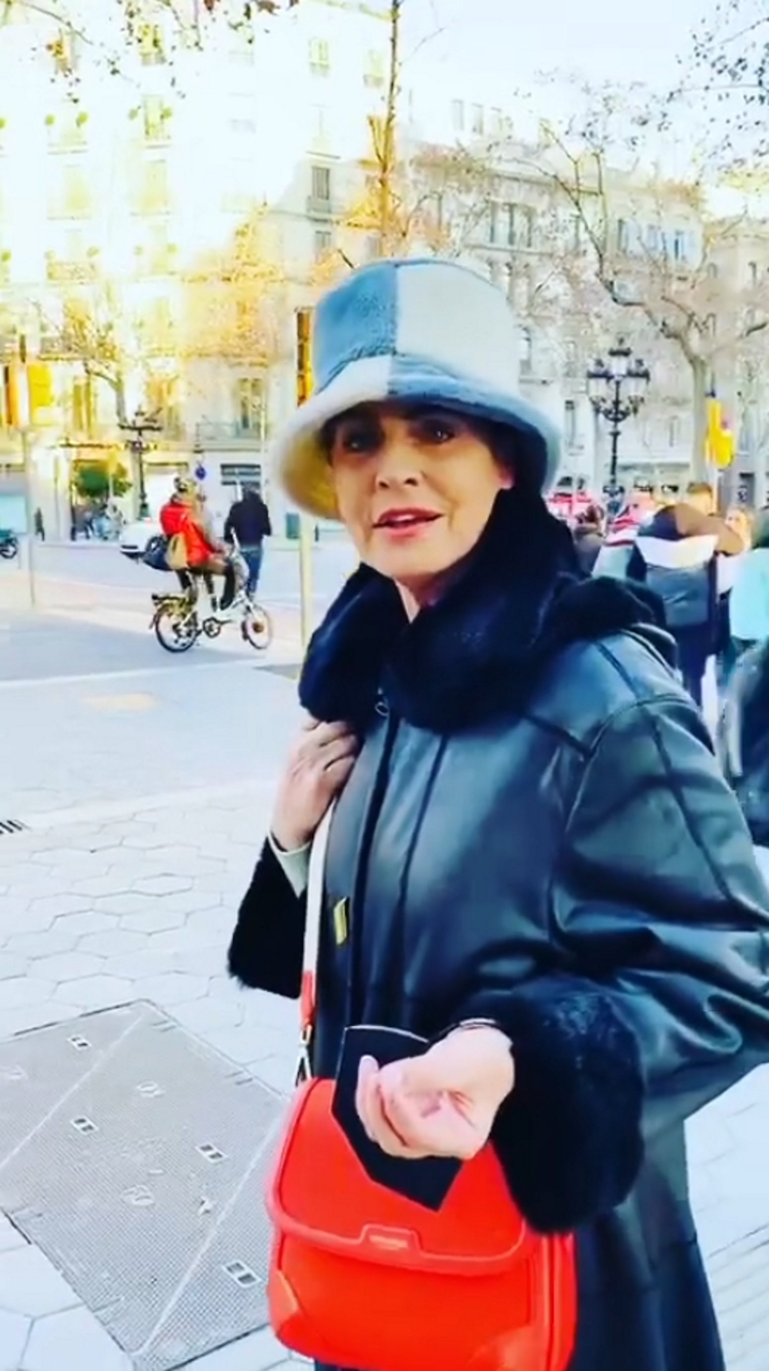 Antonia Dell'Atte i el seu xou en ple Passeig de Gràcia: és el somni d'Ada Colau