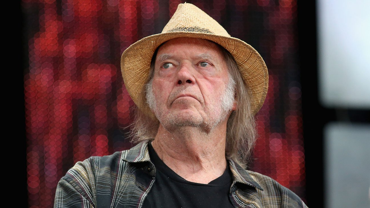 Neil Young mete a Spotify en un problema por un antivacunas