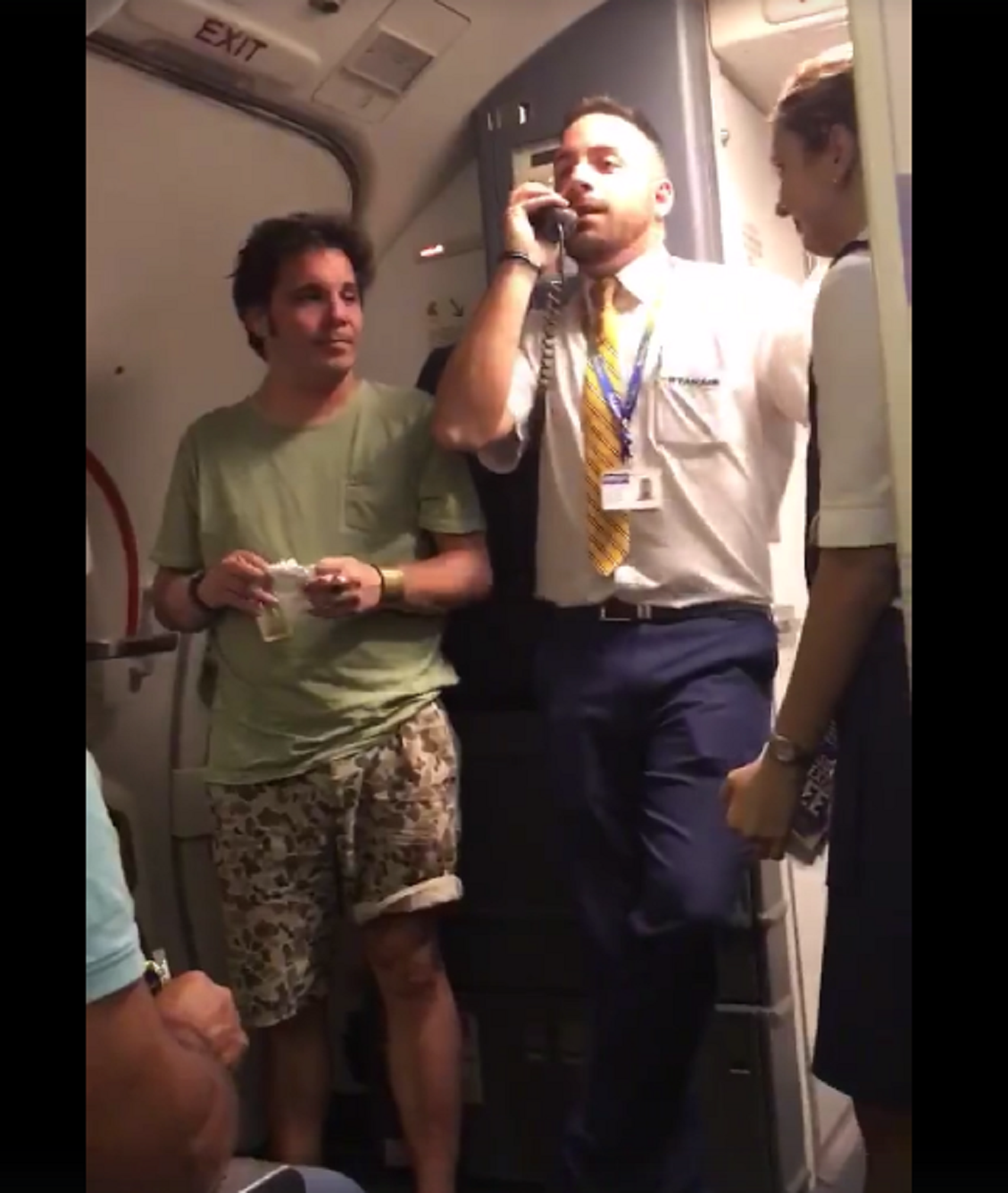 El azafato de Ryanair que revoluciona el avión versionando el 'Despacito'