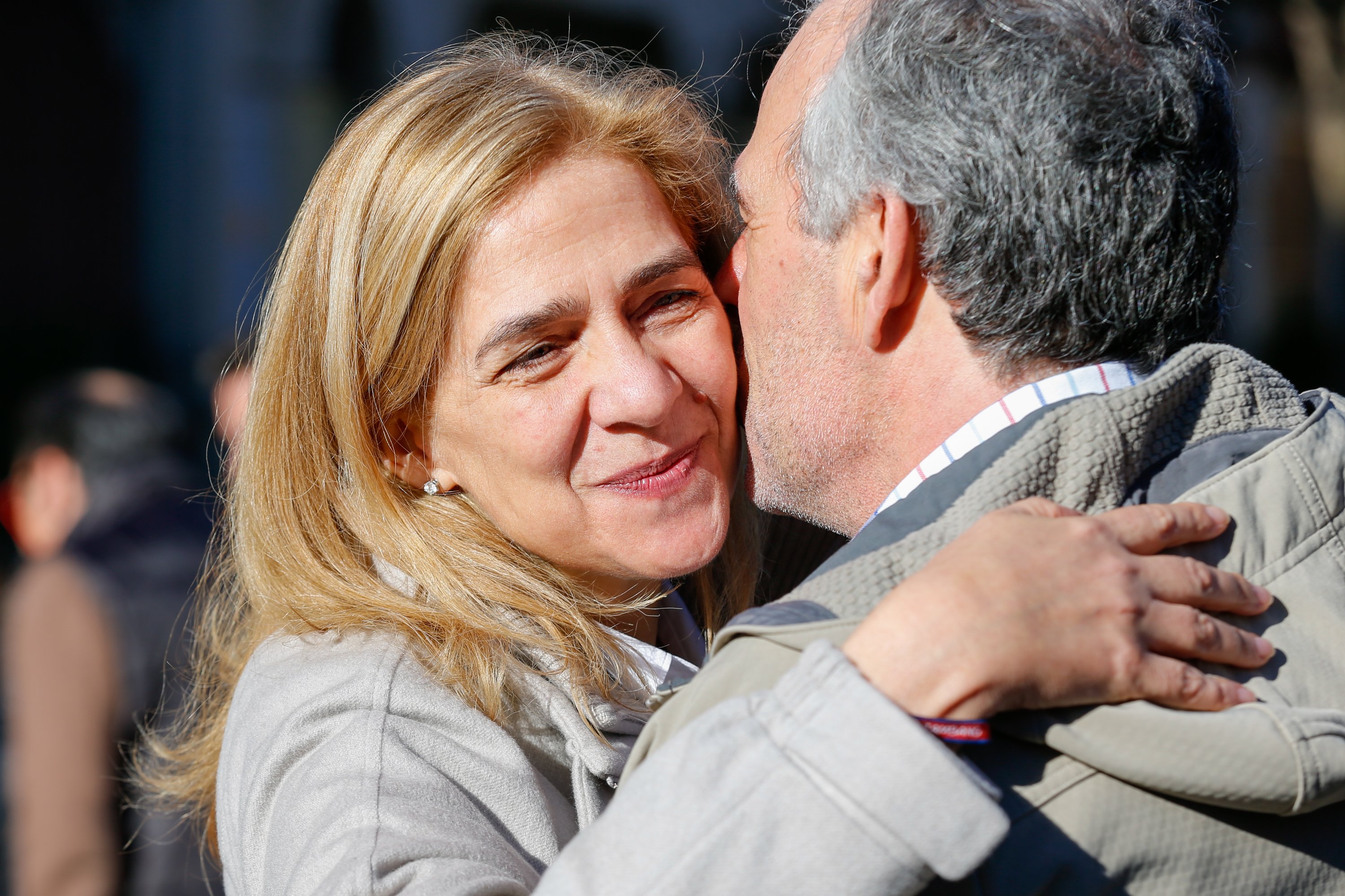 La foto de la infanta Cristina separada: tristíssima carregant bosses del súper