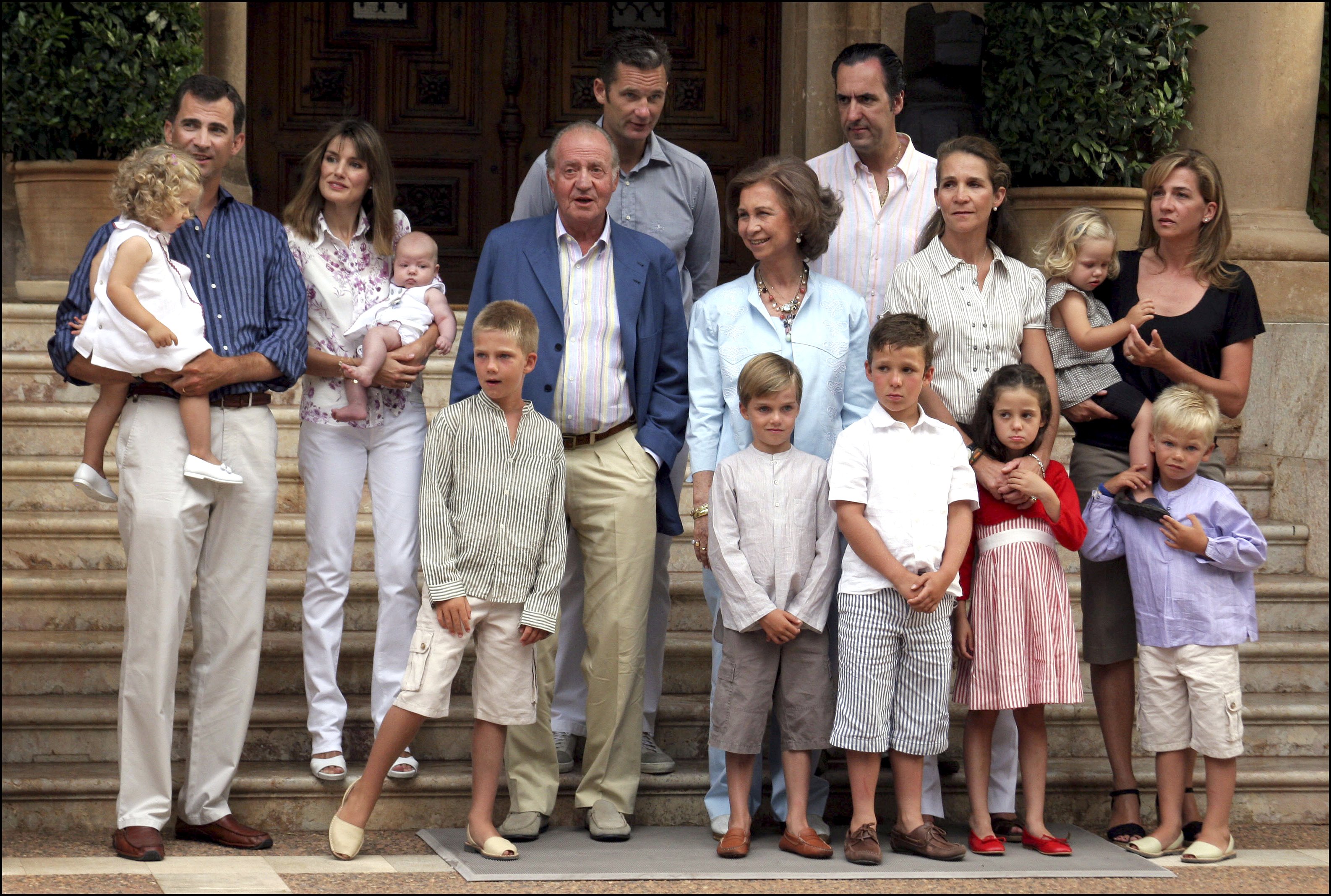 Дети богатство семьи. Испанская Королевская семья. Королевская семья Италии. Королевская семья Хуана Карлоса короля Испании. Испанская семья.