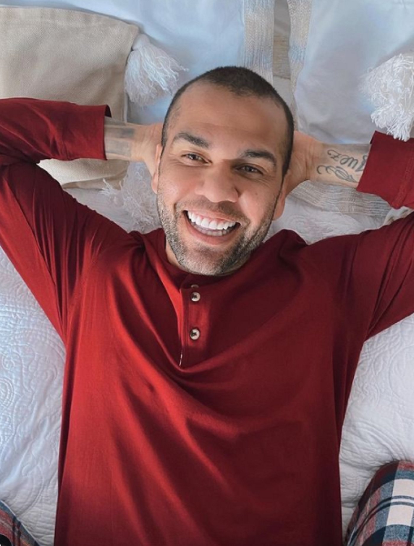 Joana Sanz graba a Dani Alves con poca ropa en la cama: final del vídeo inesperado