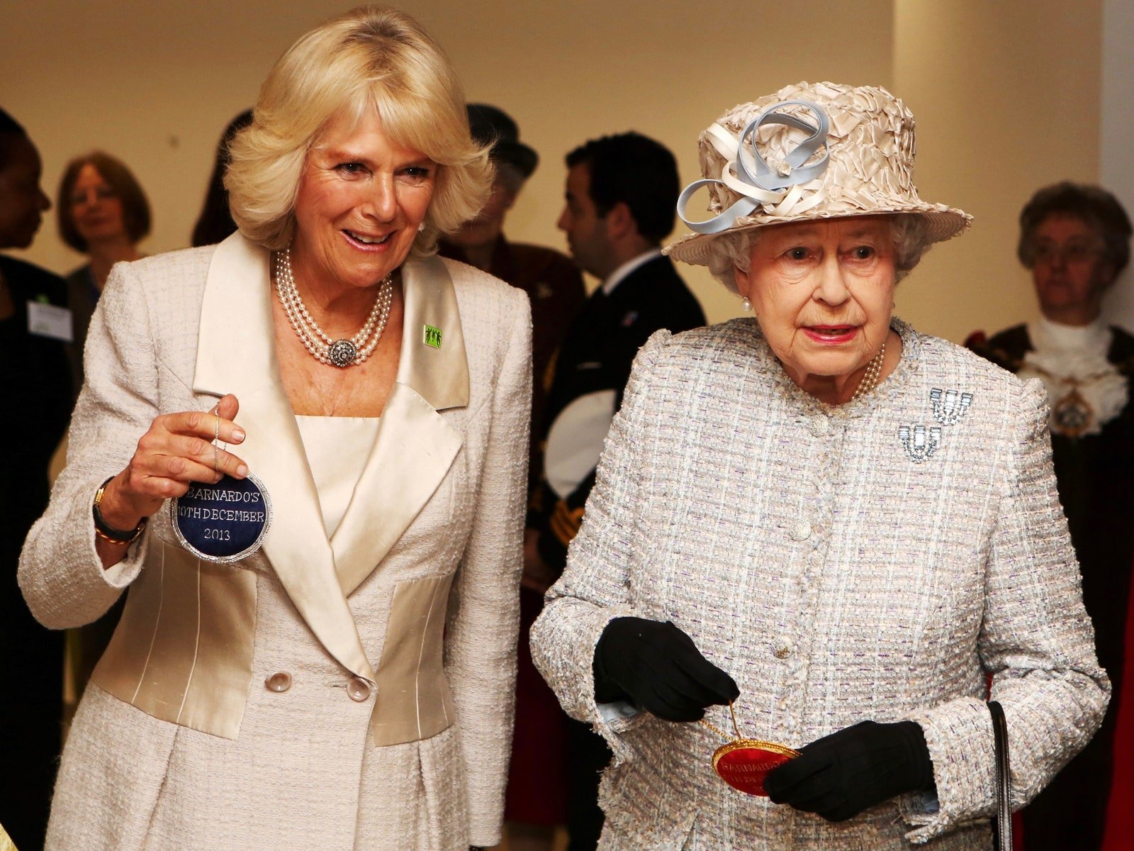 Isabel II hace un regalo con una maldición a Camilla Parker-Bowles