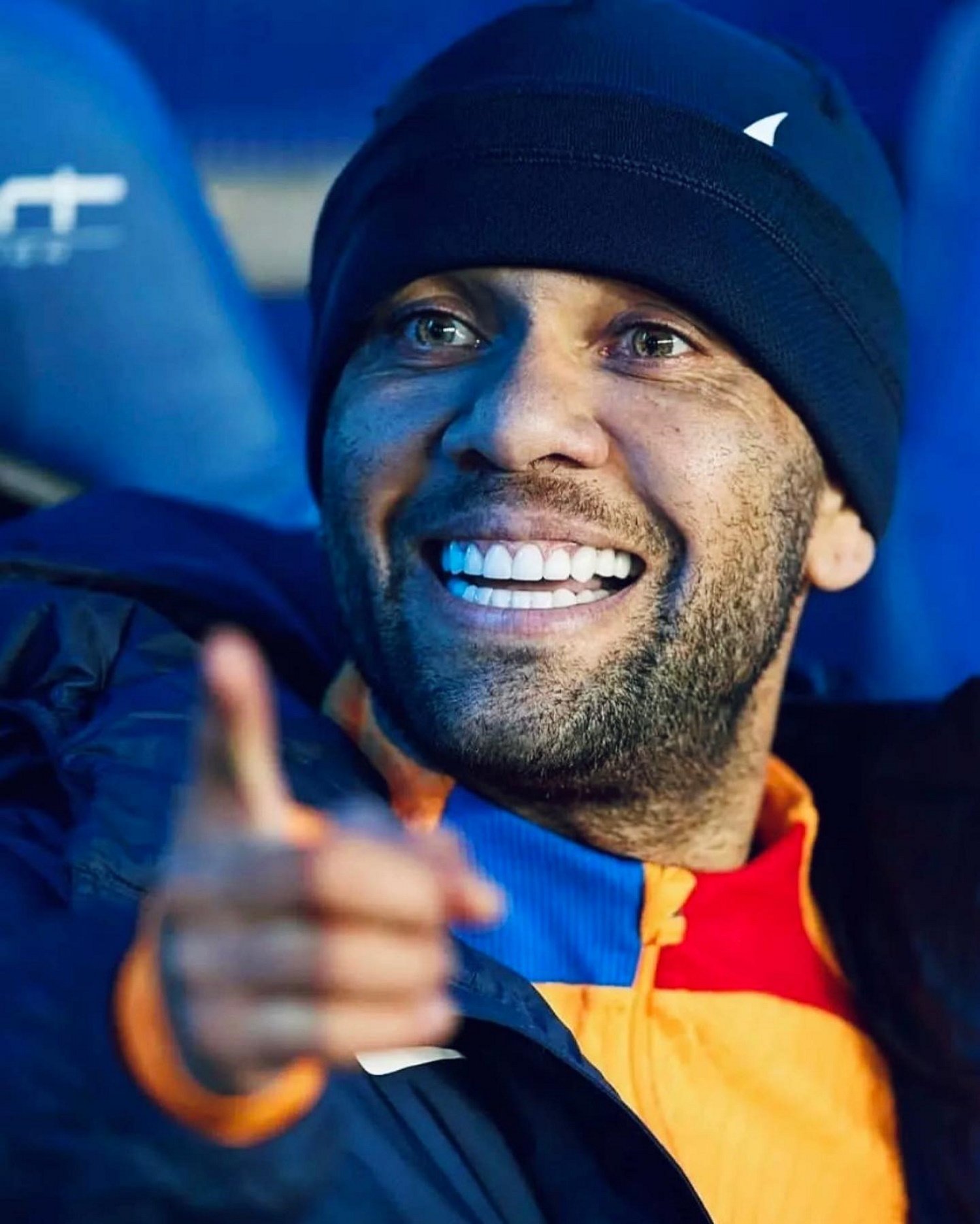 Alves, imagen y mensaje brutal con esteladas de fondo. Red enloquecida: "¡El mejor!"