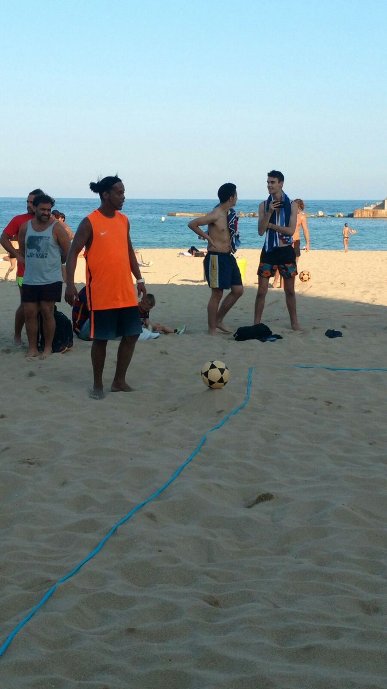 Ronaldinho llena de magia la playa de Nova Icària